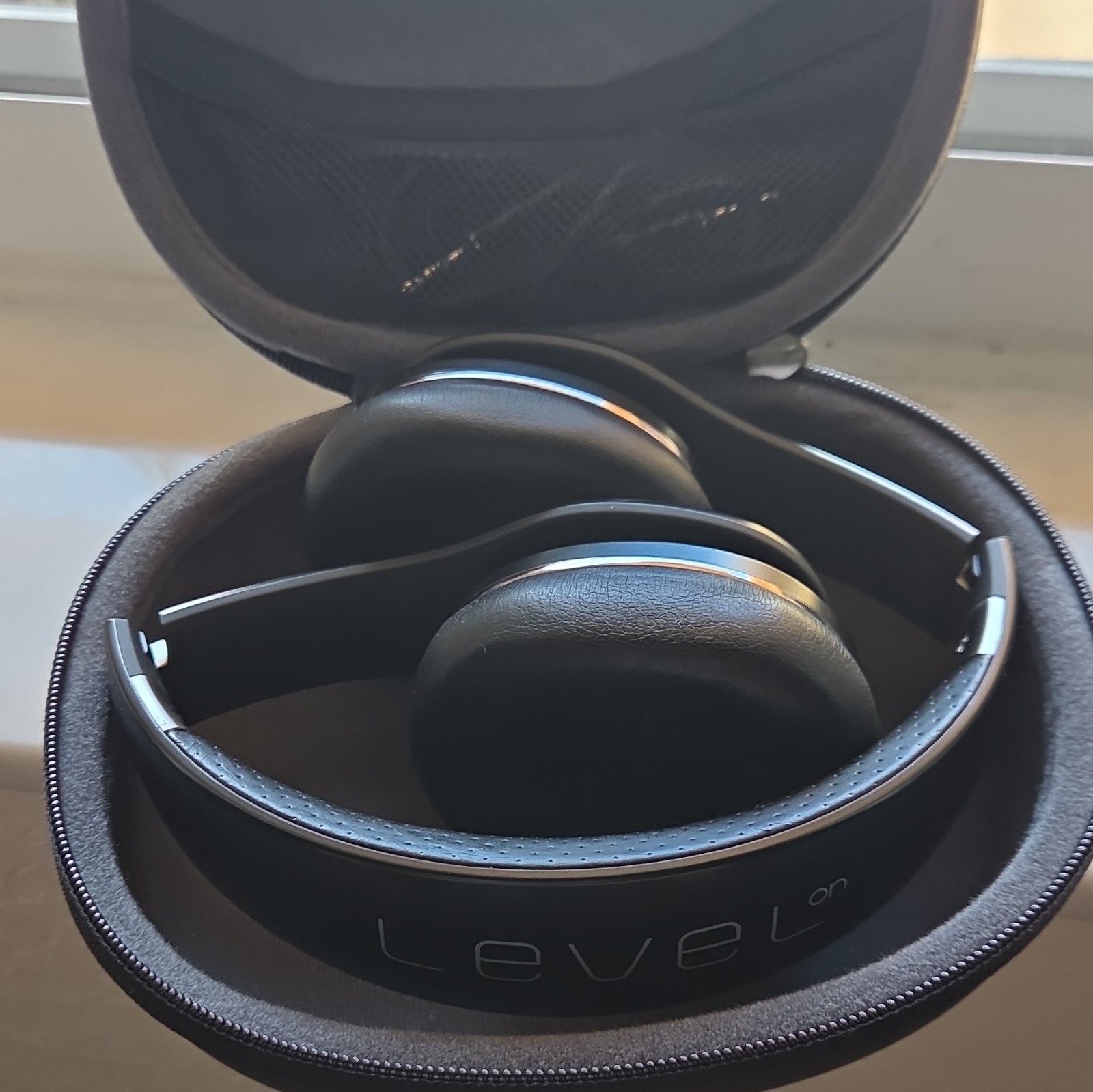 Samsung Level On EO-OG900 Headband Headphones Black 3.5mm Jack w/ Carrying Case