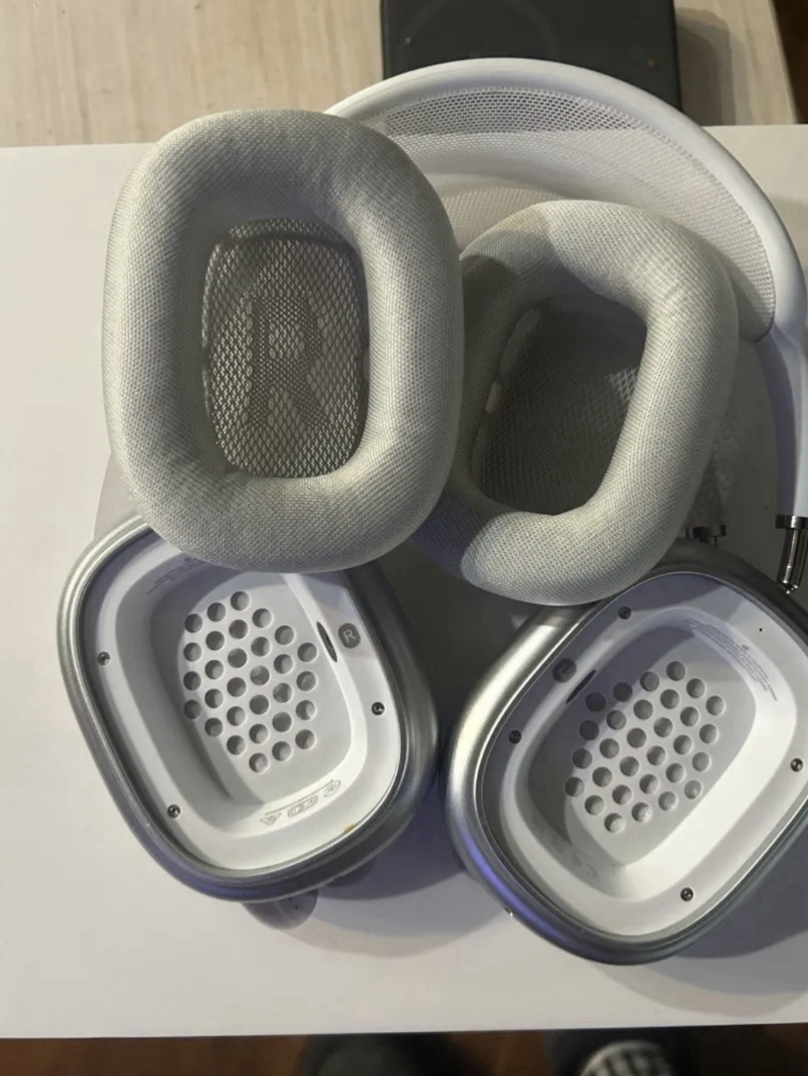 Apple AirPods Max Wireless Over-Ear Headphones White Silver with Smart Case