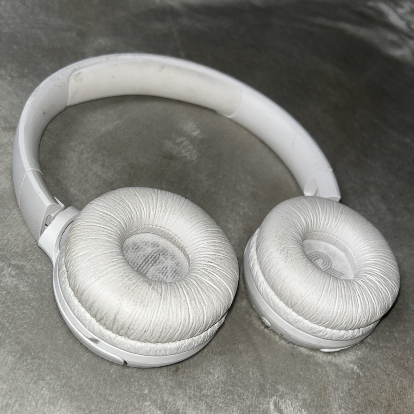 JBL TUNE 520BTR wireless on-ear headphones WHITE