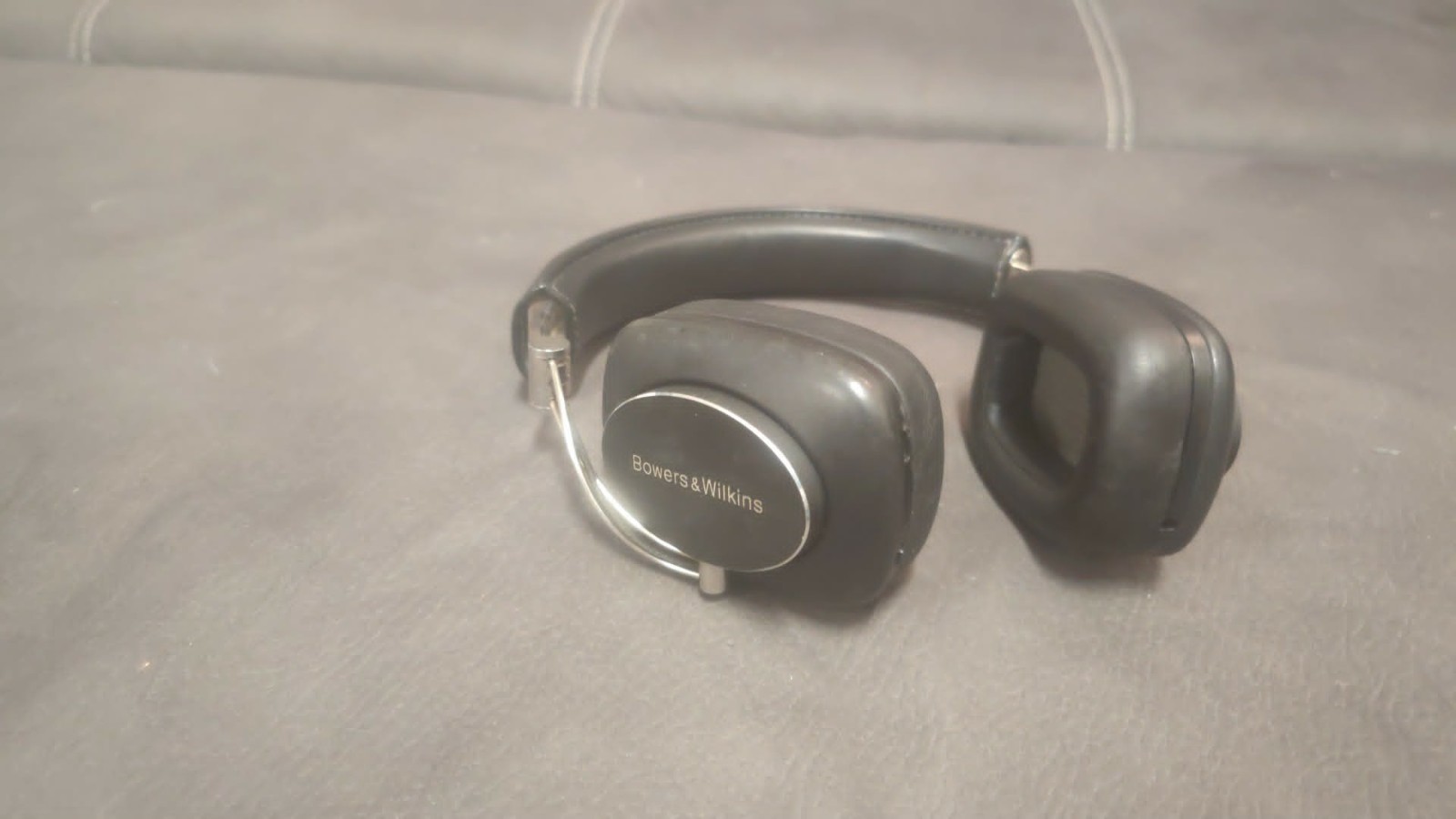 Bowers & Wilkins P7 Wireless / Wired – Leather Over-Ear Headphones
