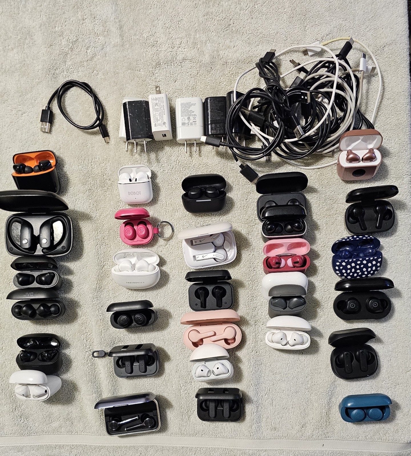 Lot of 30 Earbud Sets JVC, Skullcandy, Jlabs, Unbranded Assorted