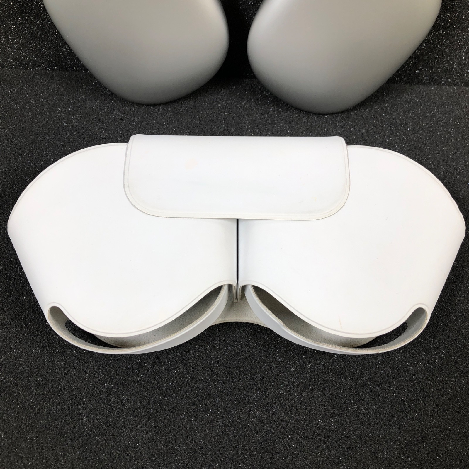 Apple AirPods Max A2096 Wireless Bluetooth Over-Ear Headphones Silver w/ Case