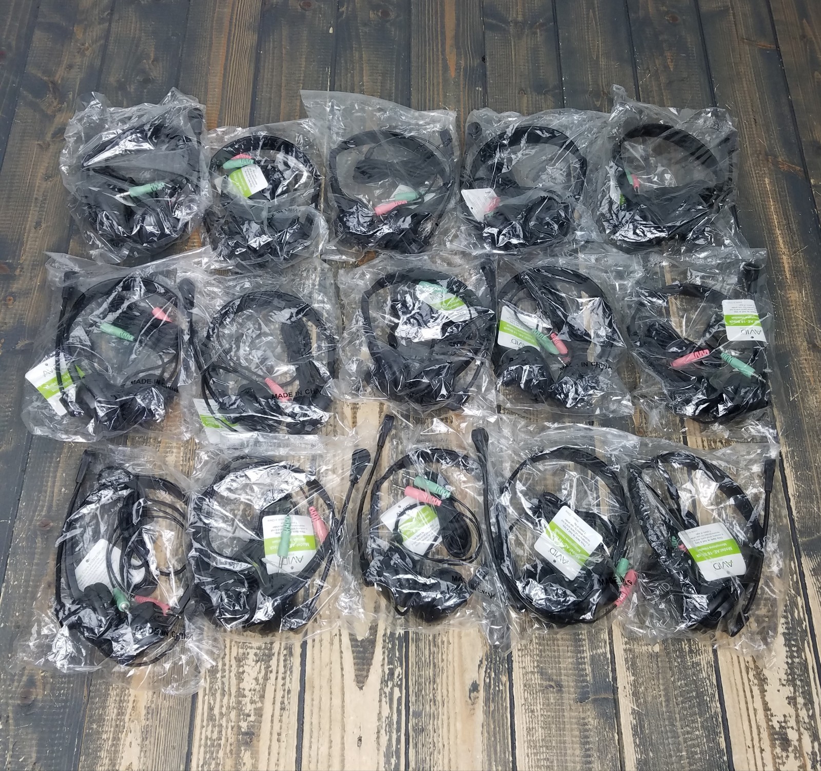 BRAND NEW LOT of 20 AVID AE-18 Lightweight 3.5mm Over-Ear Headphones Color BLACK