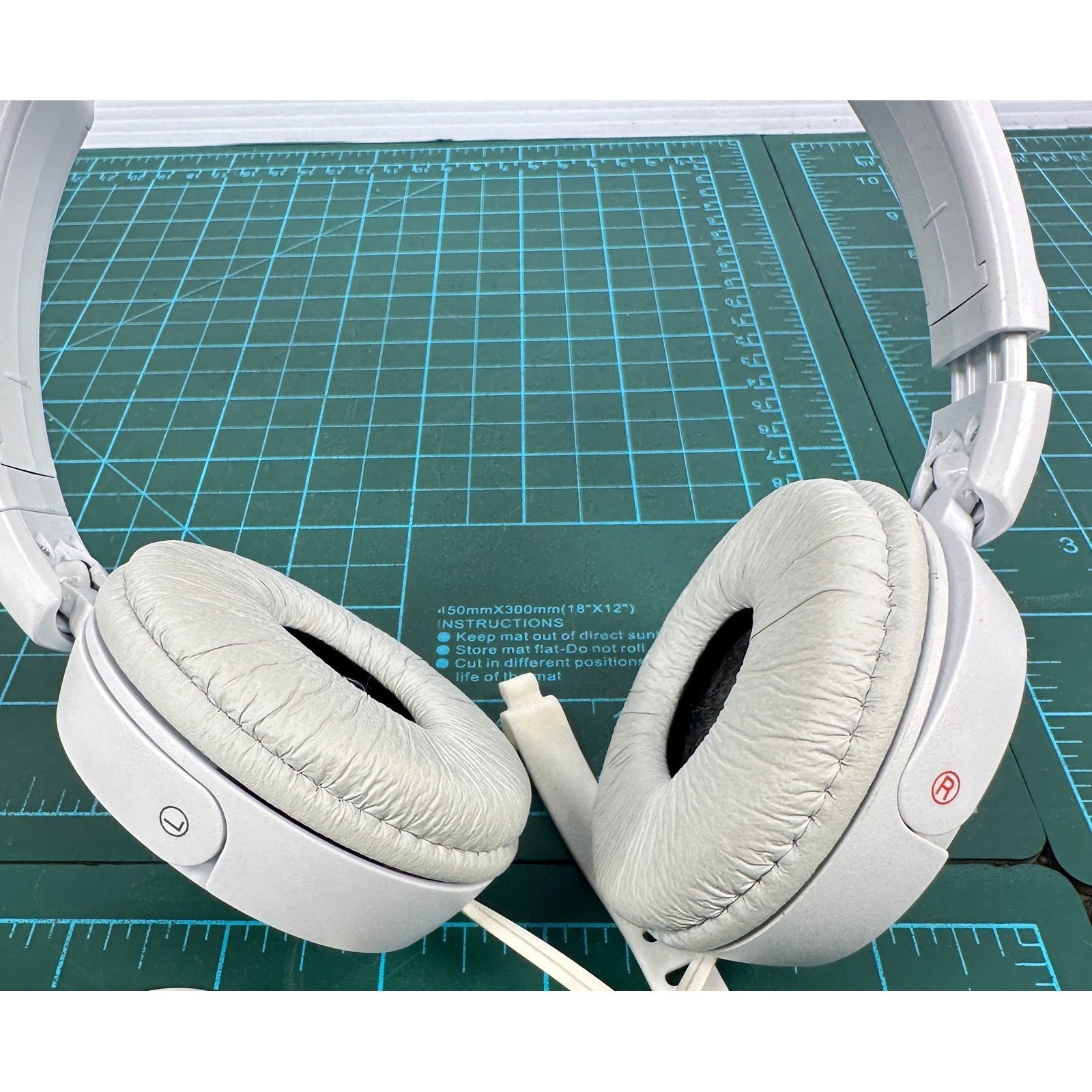 Sony MDR-ZX110 Wired On-Ear Headphones White 3.5mm Swivel Folding TESTED