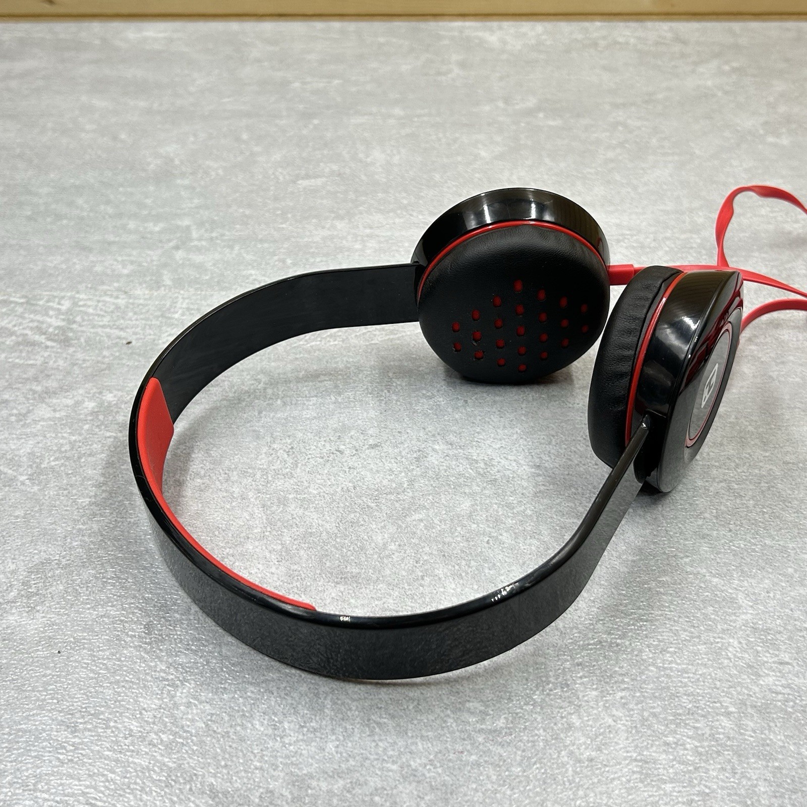 iHome Padded Ear and Headband Headphones Black Red Flat Wire Basic 3.5mm Jack