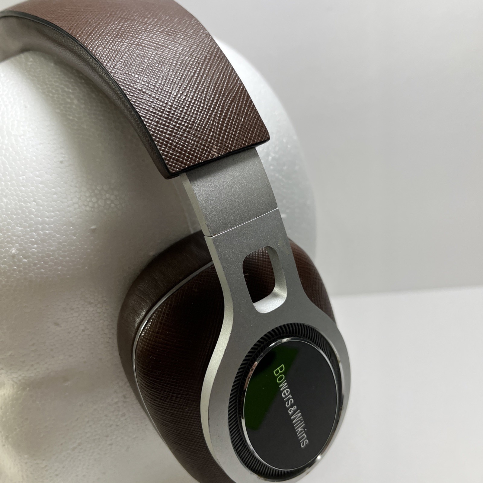 Bowers & Wilkins P9 Signature Headphones Brown – No Case – No Box
