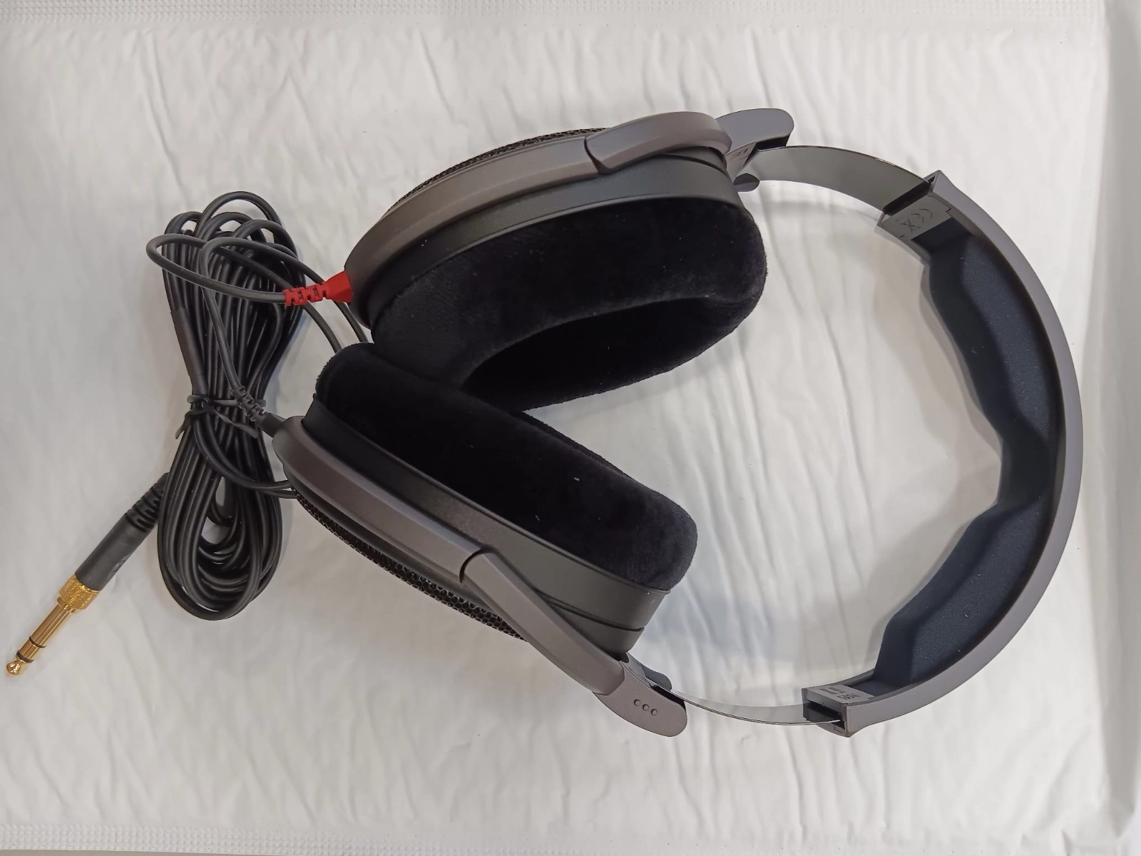 Sennheiser HD 600 Over the Ear Headphone Audiophile Hi-Res Open Back – Black