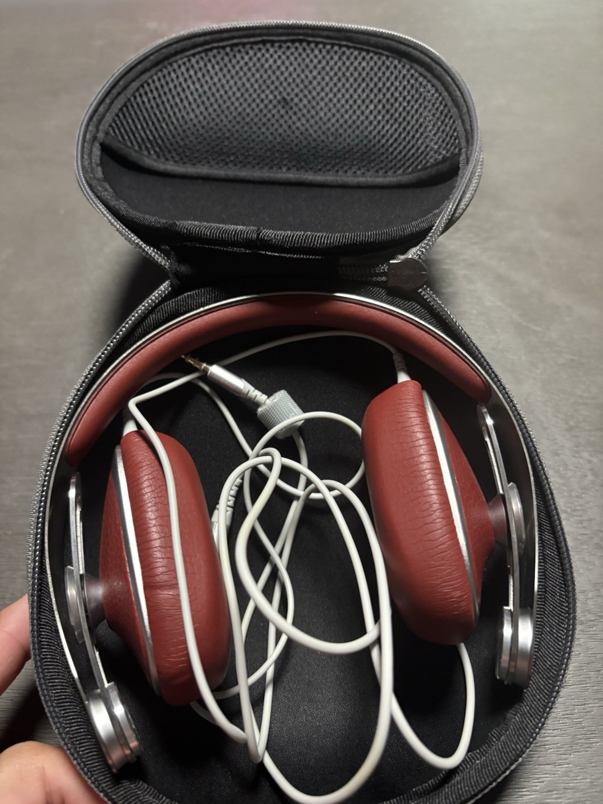 Moshi Avanti Headphones – Premium Leather & Aluminum Tested And Working. Amazing
