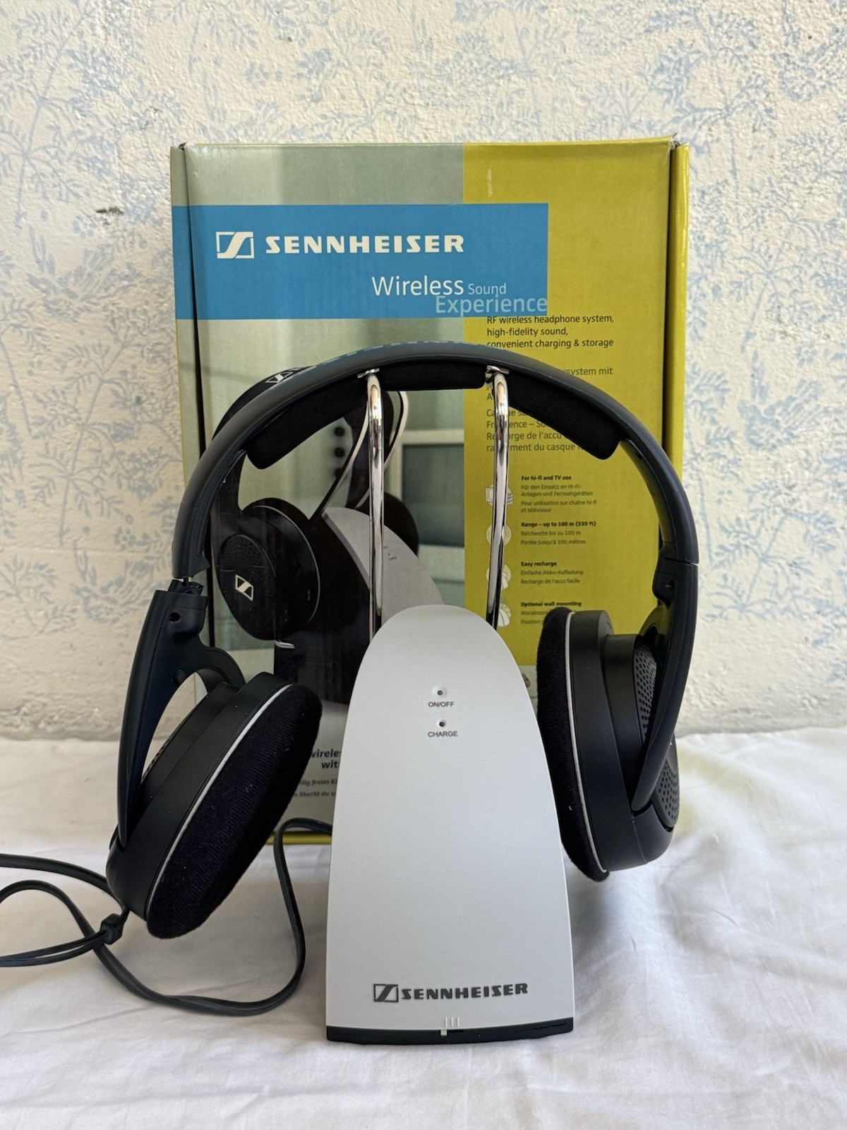 Sennheiser RS 120 Wireless Headphone System HDR 120 w/ Box Base Cord Untested