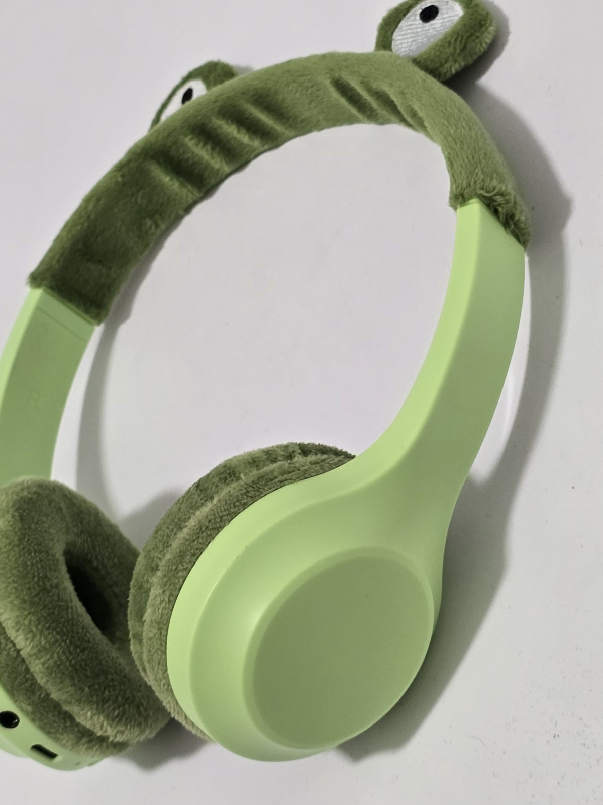 Green FROG GEMS brand wireless headphones, mod#WOE23. Fit Kids To Adults. Tested