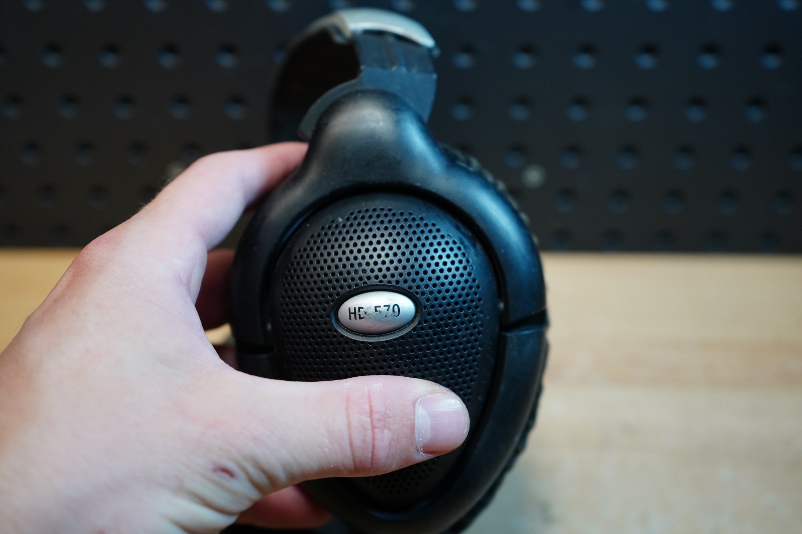 (N) Sennheiser HD 570 Over-Ear Open Back Headphones Worn Pads No Cable