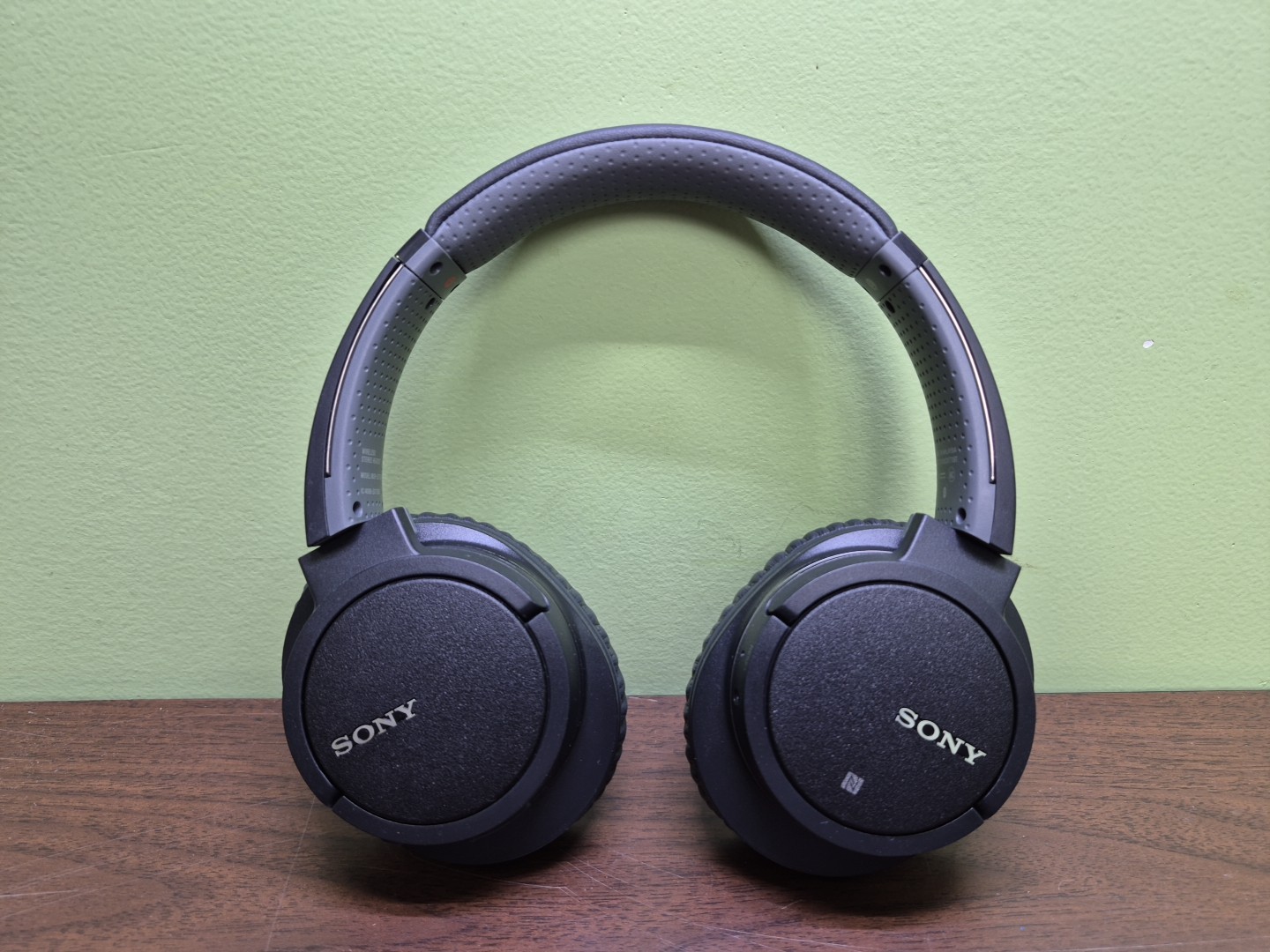 Sony Wireless Noise Canceling Bluetooth Headphones MDR-ZX770BT Read