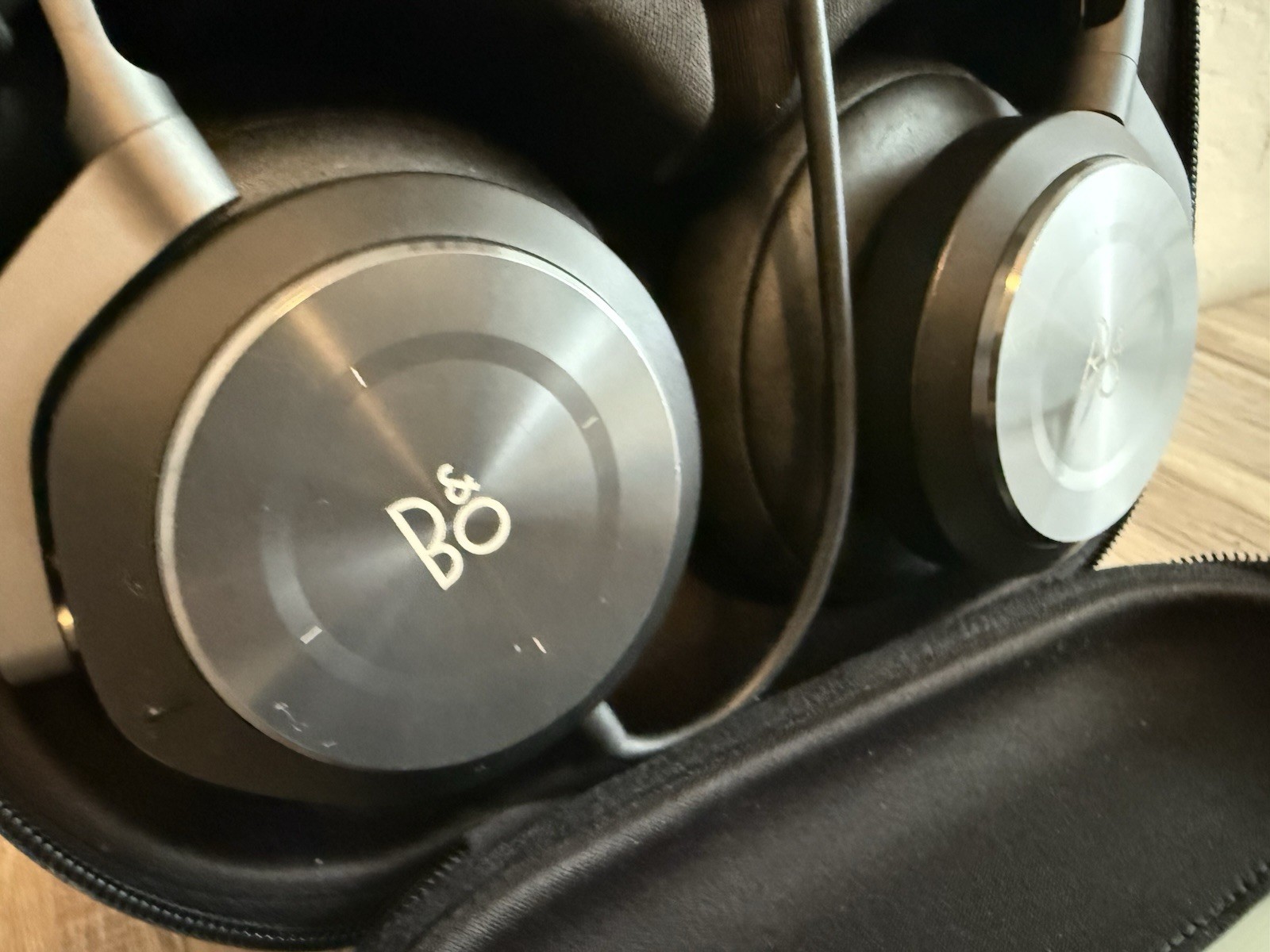 Bang & Olufsen American Airlines Flight Headphones 3 Prong Jack W/ Case
