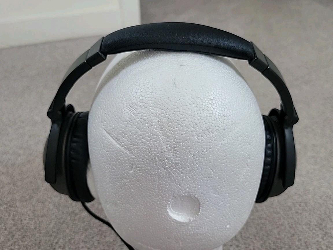 TARGUS Noise-Canceling Headphone specified for traveling foldable, case adapter
