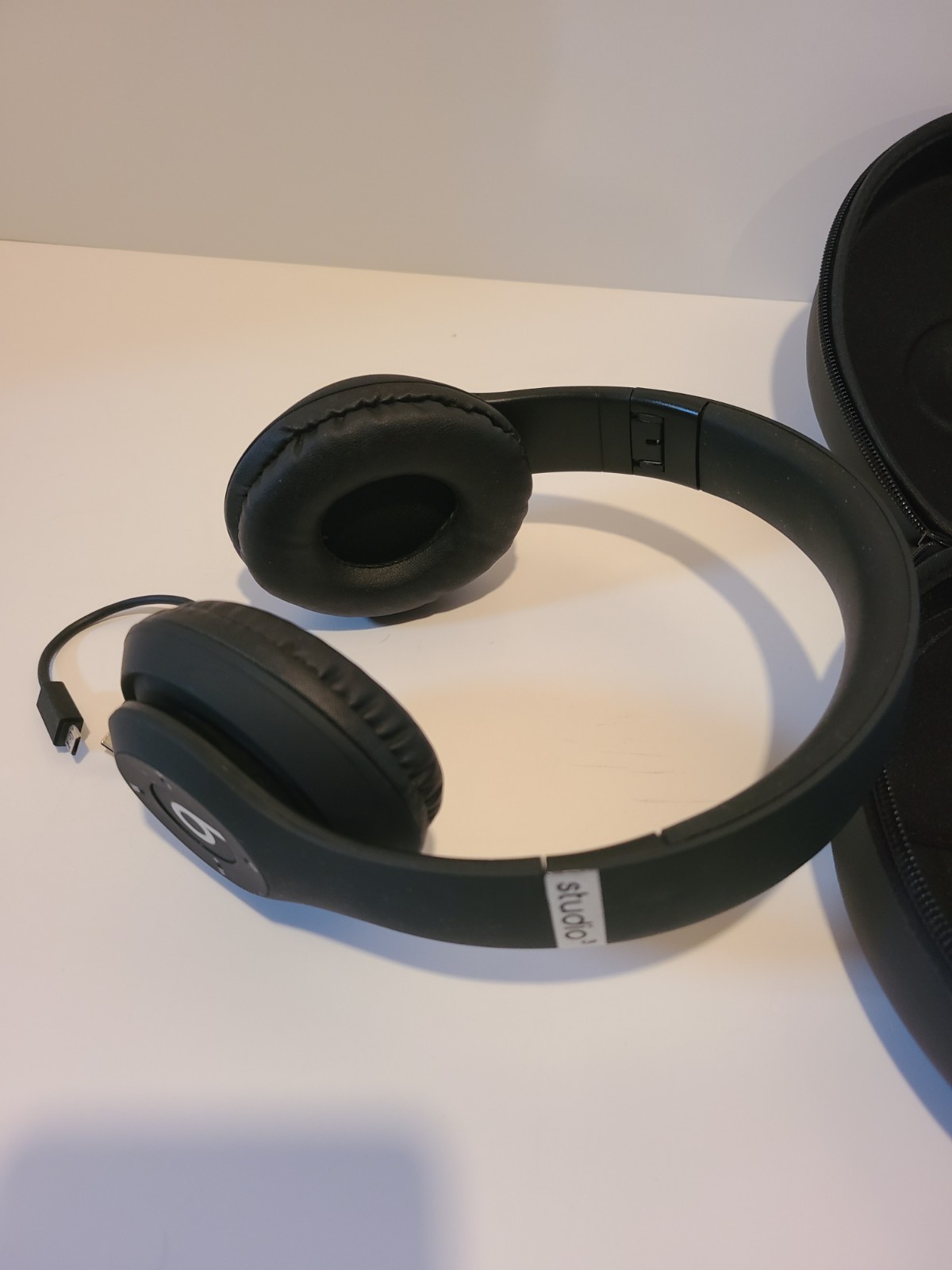 Beats by Dr. Dre Studio3 Over the Ear Wireless Headphones – Black And Silver