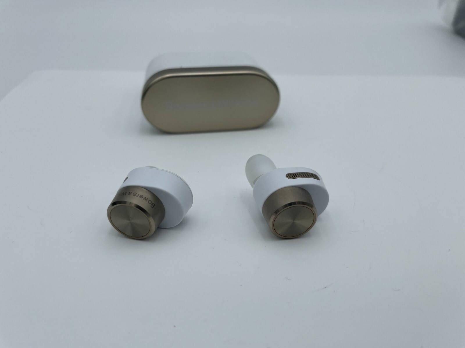Bowers & Wilkins P17 In-ear True Wireless Headphone – White Gold – GENUINE