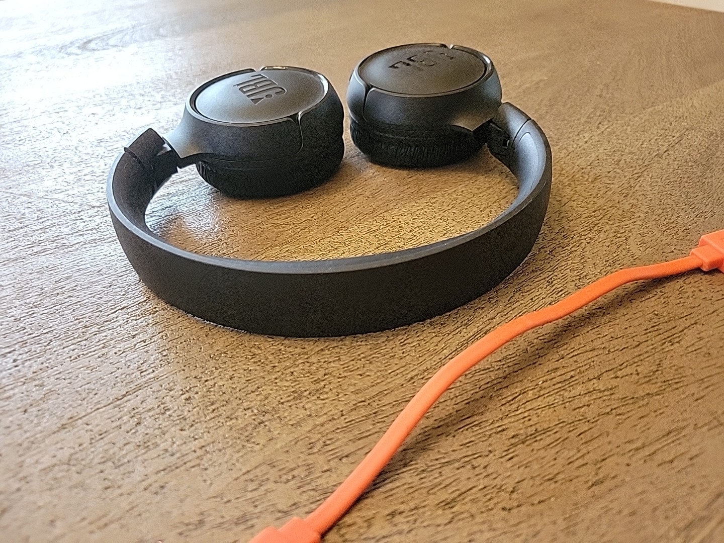 JBL TUNE500BT On-Ear Headphones Black Headband Ear-Cup **Charger INCLUDED