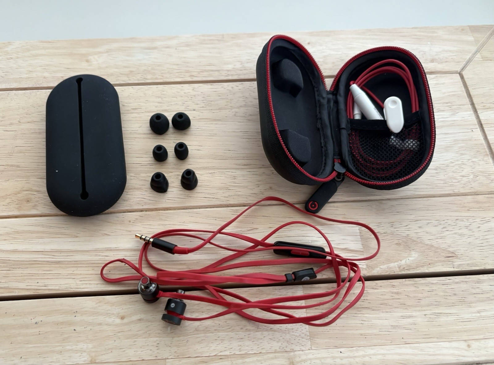 Beats By Dr. Dre UrBeats Earphones Red Black Case Extension ￼￼