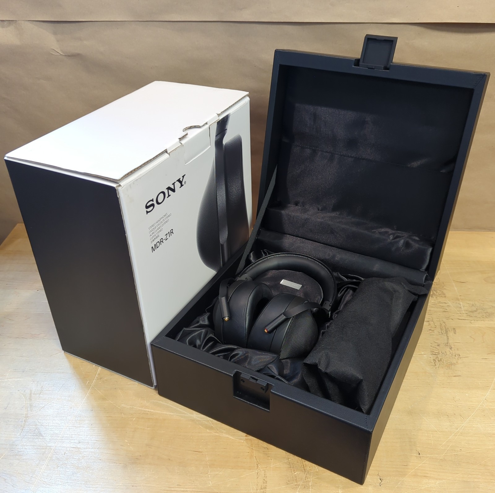 Sony MDR-Z1R Premium Hi-Res Closed-Back Over-Ear Headphones + Box & Accessories