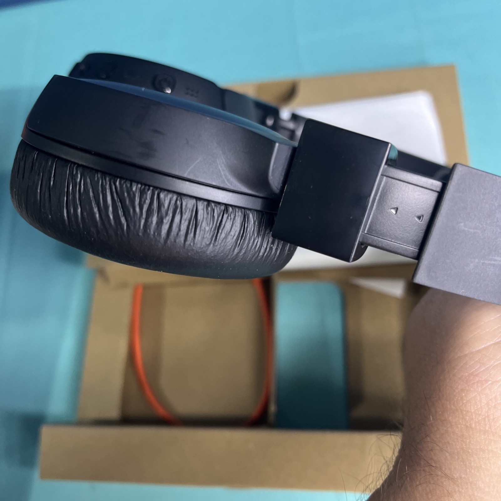 JBL Tune 670NC – Adaptive Noise Cancelling Wireless On-Ear Headphones Black