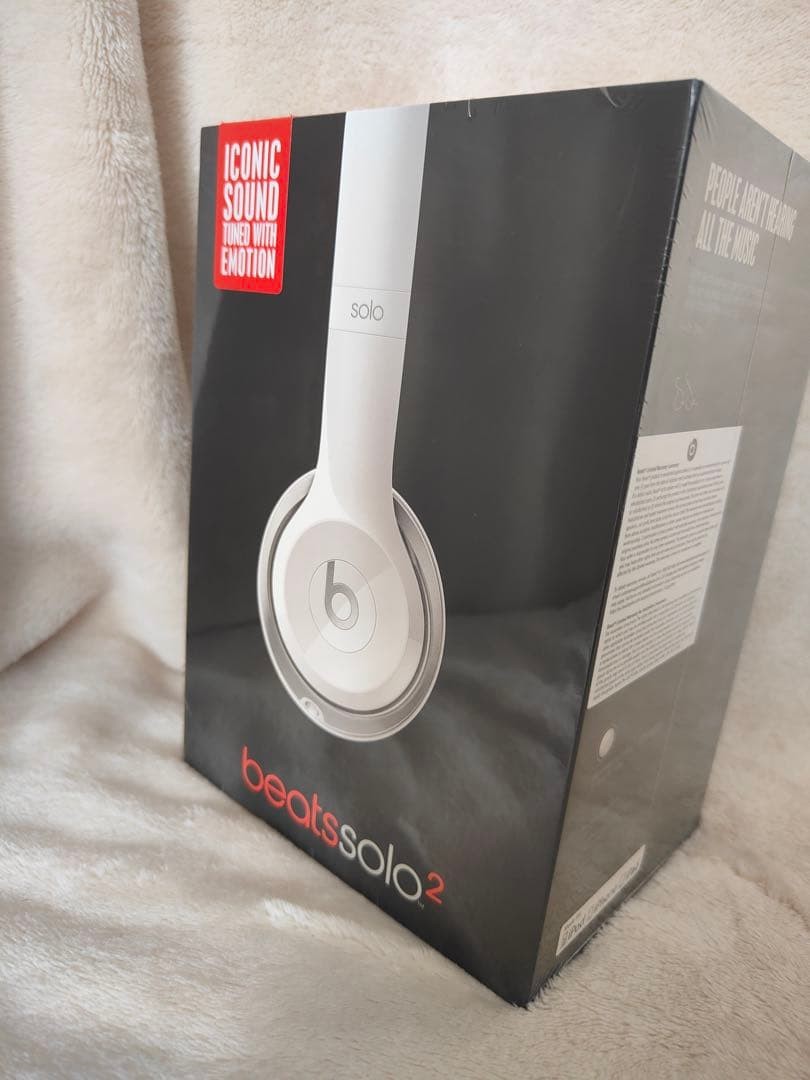 Beats Solo2 wired headphones white Bluetooth headband 2010s music portable audio