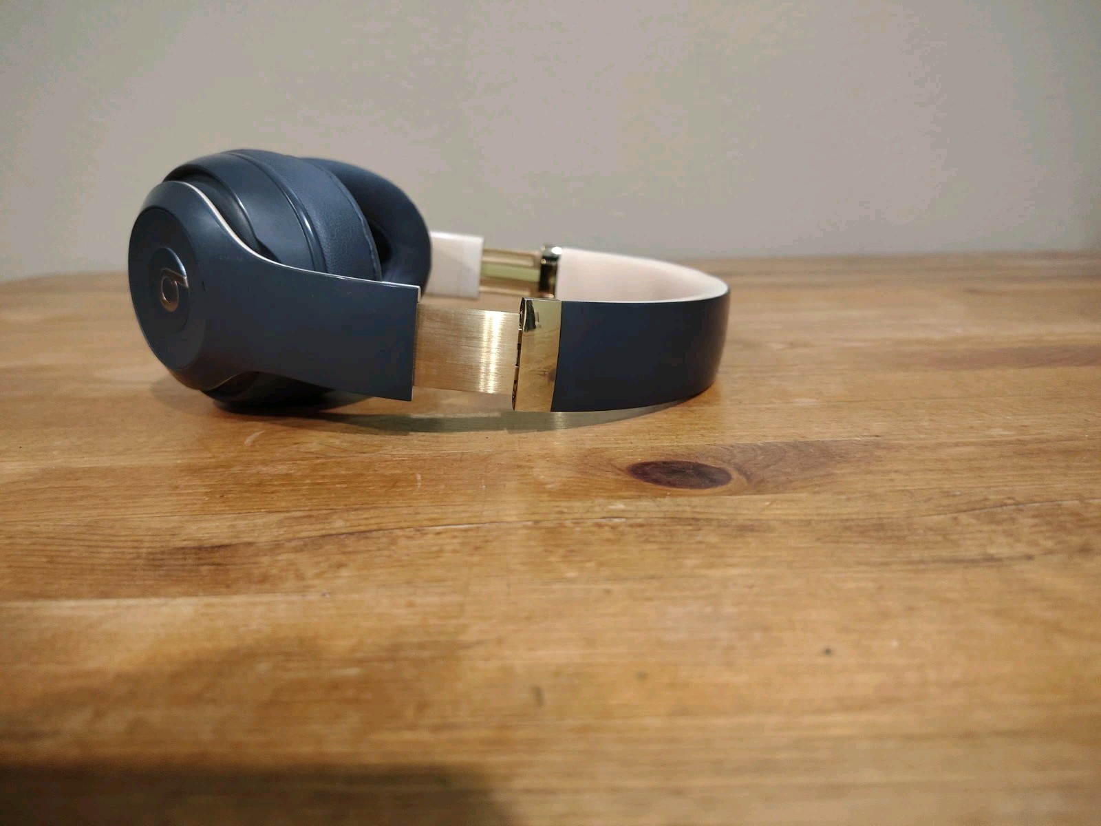 Beats Studio3 Wireless Over-Ear Headphones Matte Black Gold Pure ANC Bluetooth