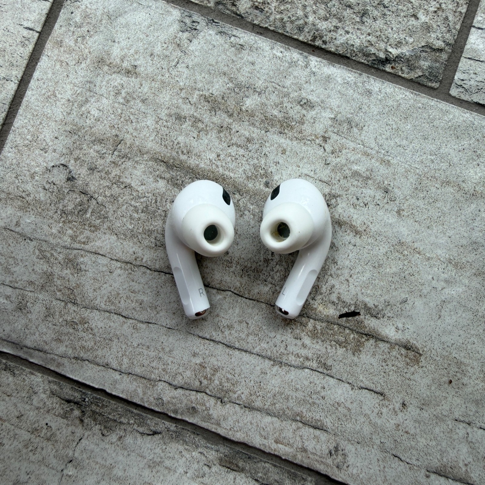 Apple AirPods Pro 1st Gen MWP22AM/A Wireless Charging Case White Earbuds