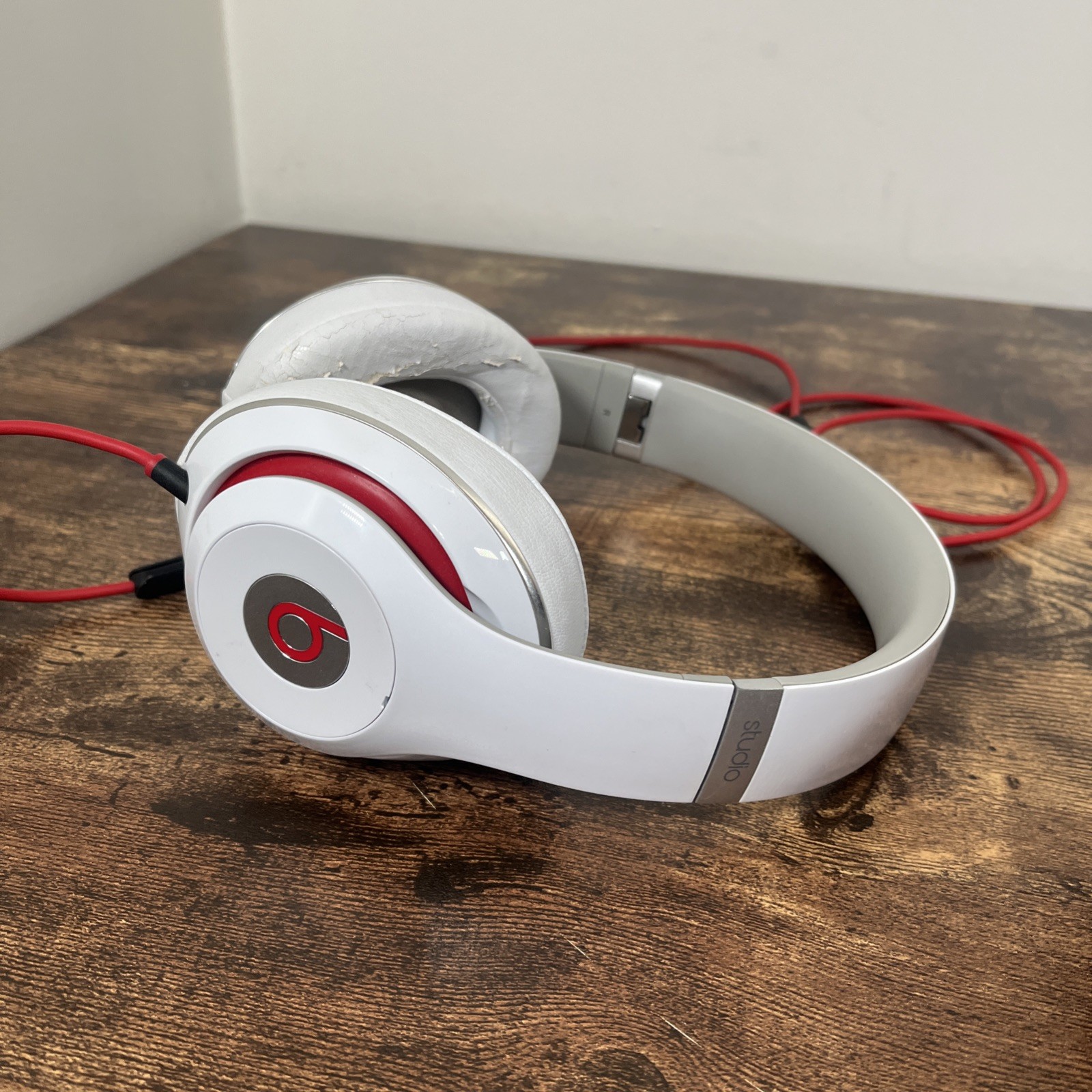 Beats by Dr Dre Studio 2.0 WIRED On-Ear headphones White Needs New Ear Pads