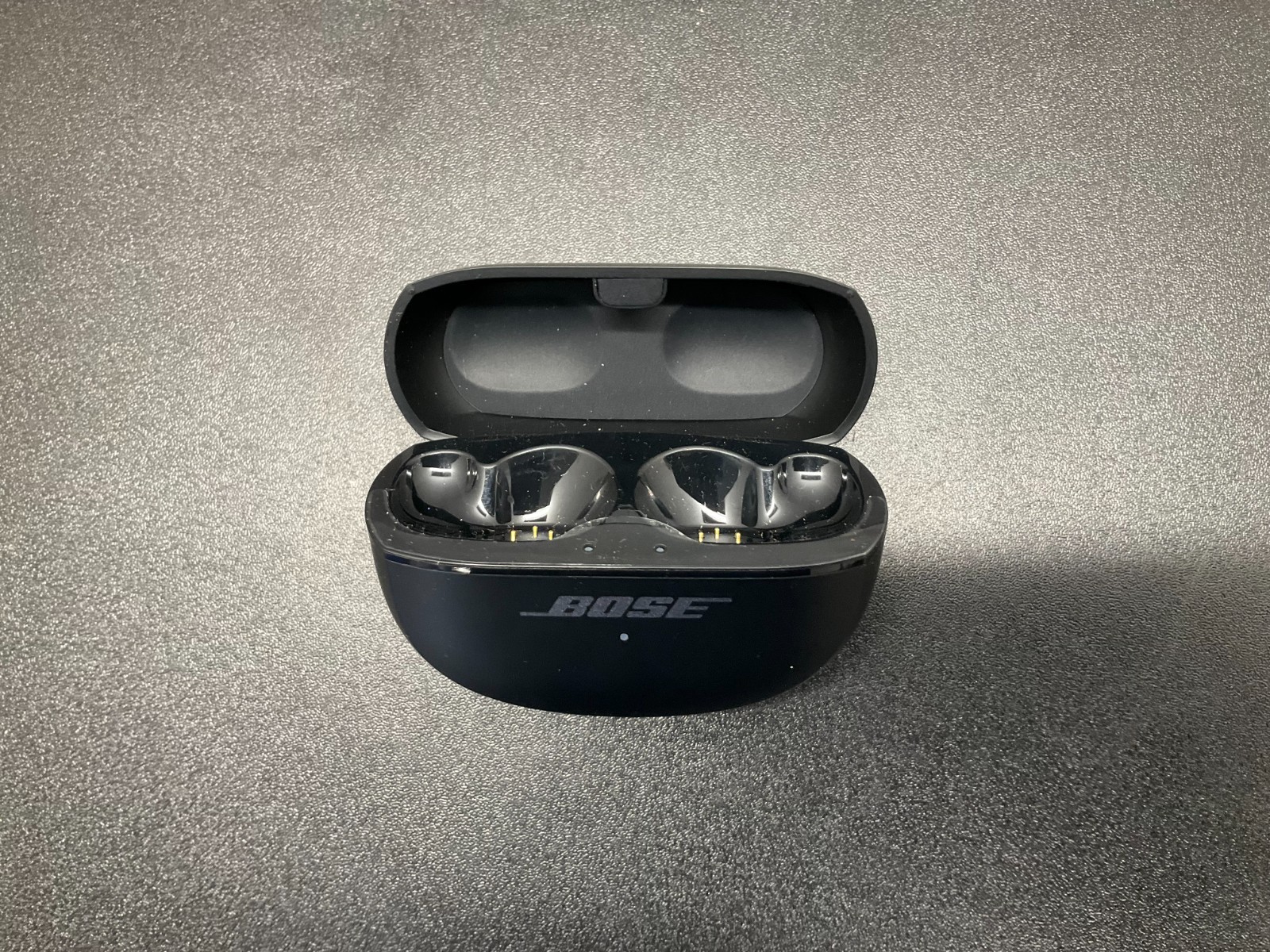 Bose Wireless In-Ear Earbuds Bluetooth Model 438926 Charging Case black