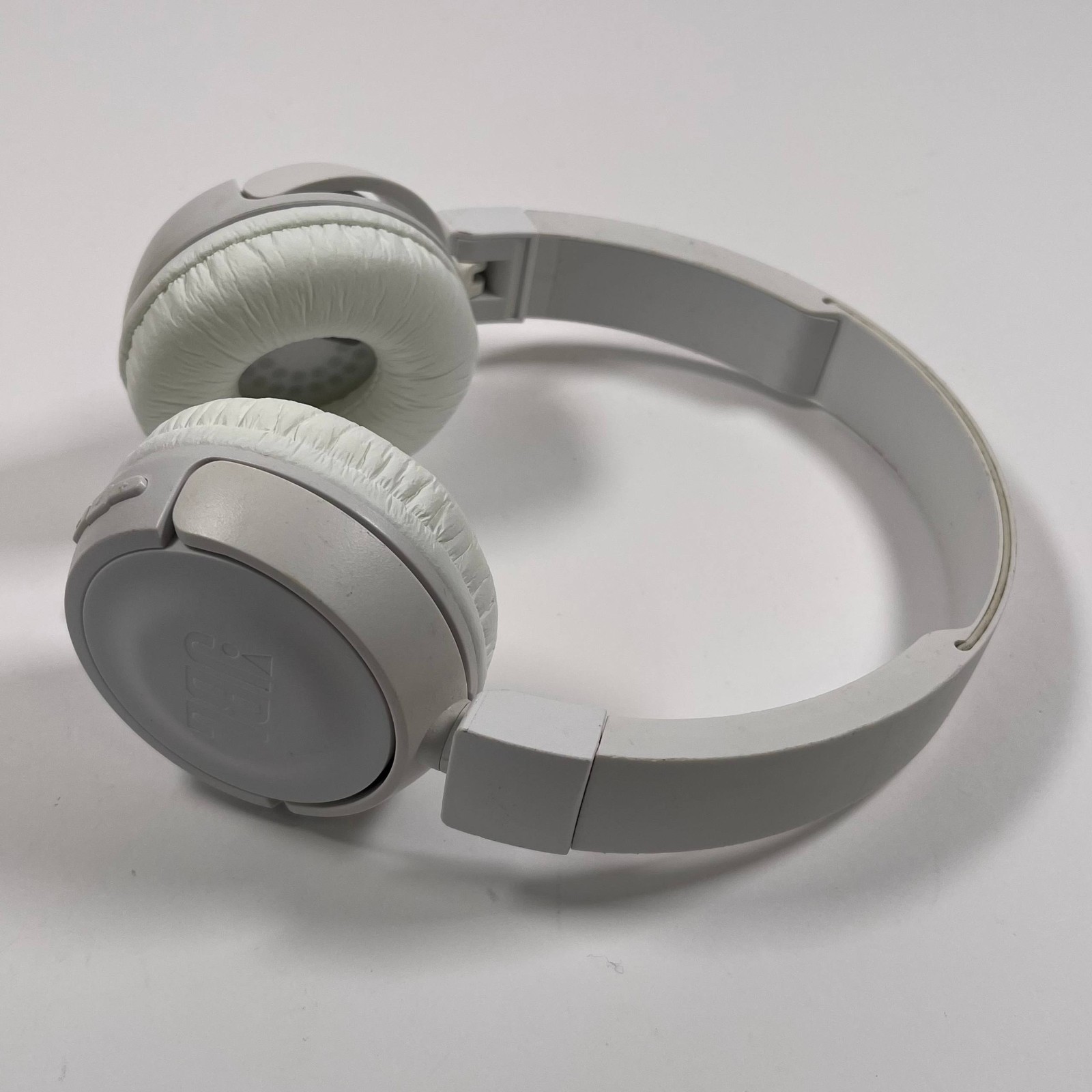 JBL T450BT Wireless On-Ear Headphones with Built-in Remote and Microphone White