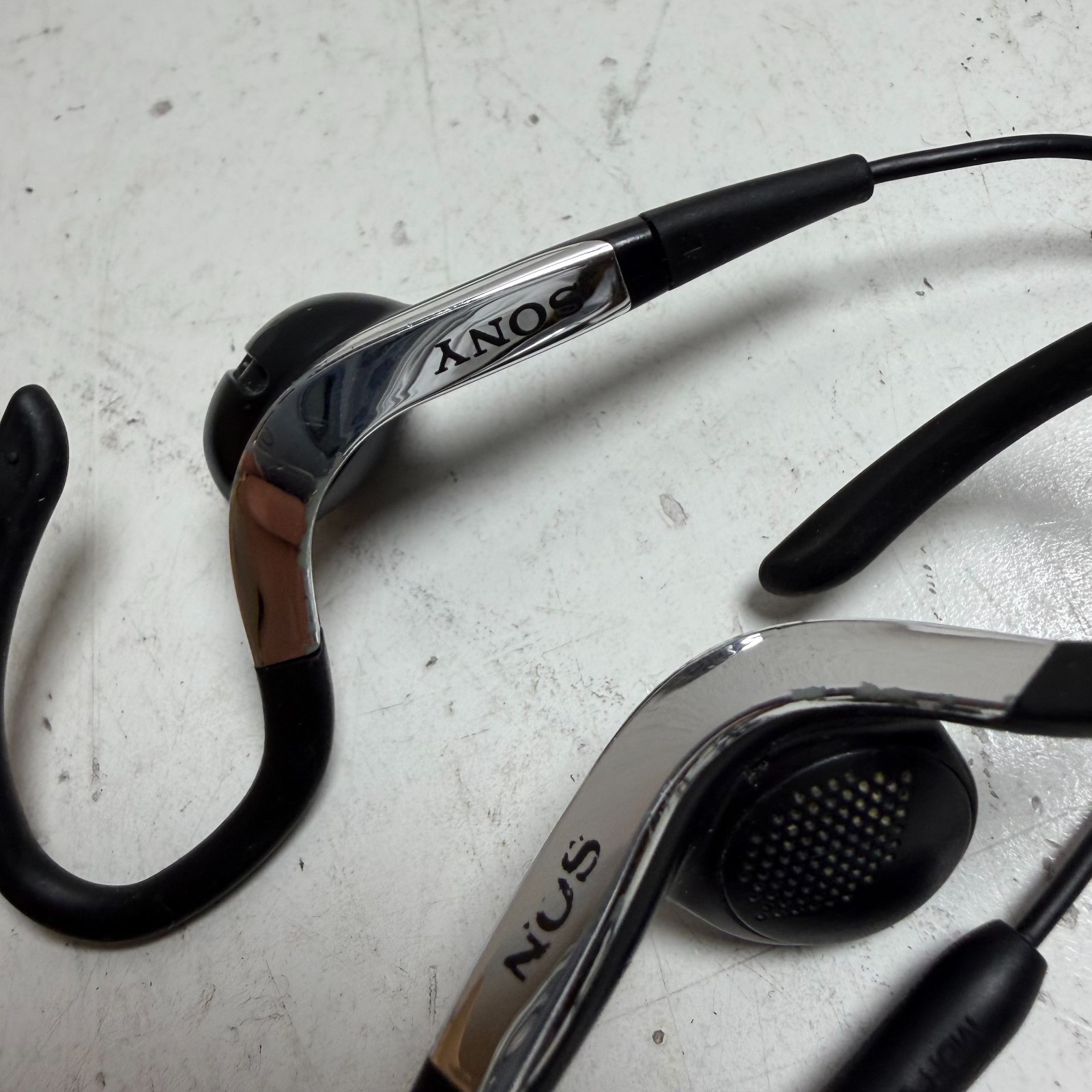 Sony MDR-J20 Silver/Black 3.5mm TRS Jack 16 Ohms Setereo Wired Sports Headphones