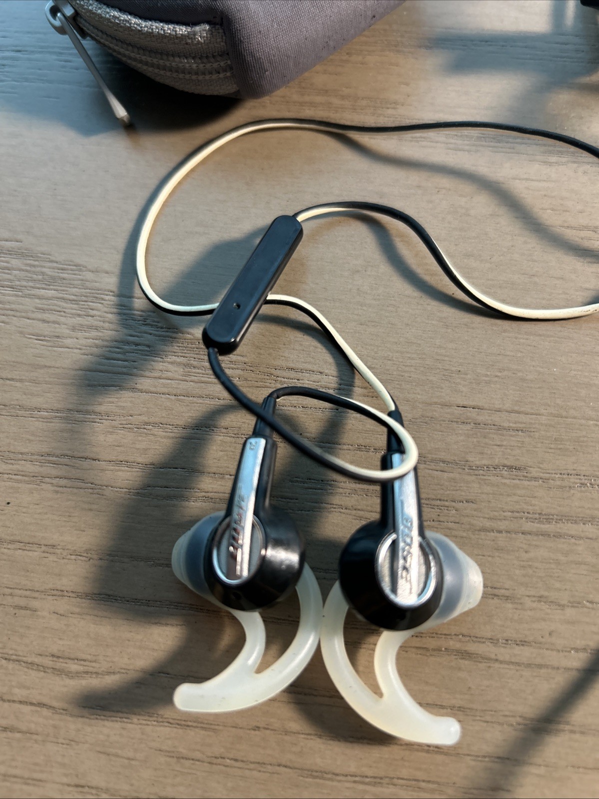 Bose IE2 In-Ear Wired Audio Headphones No Microphone Black White TESTED WORKING