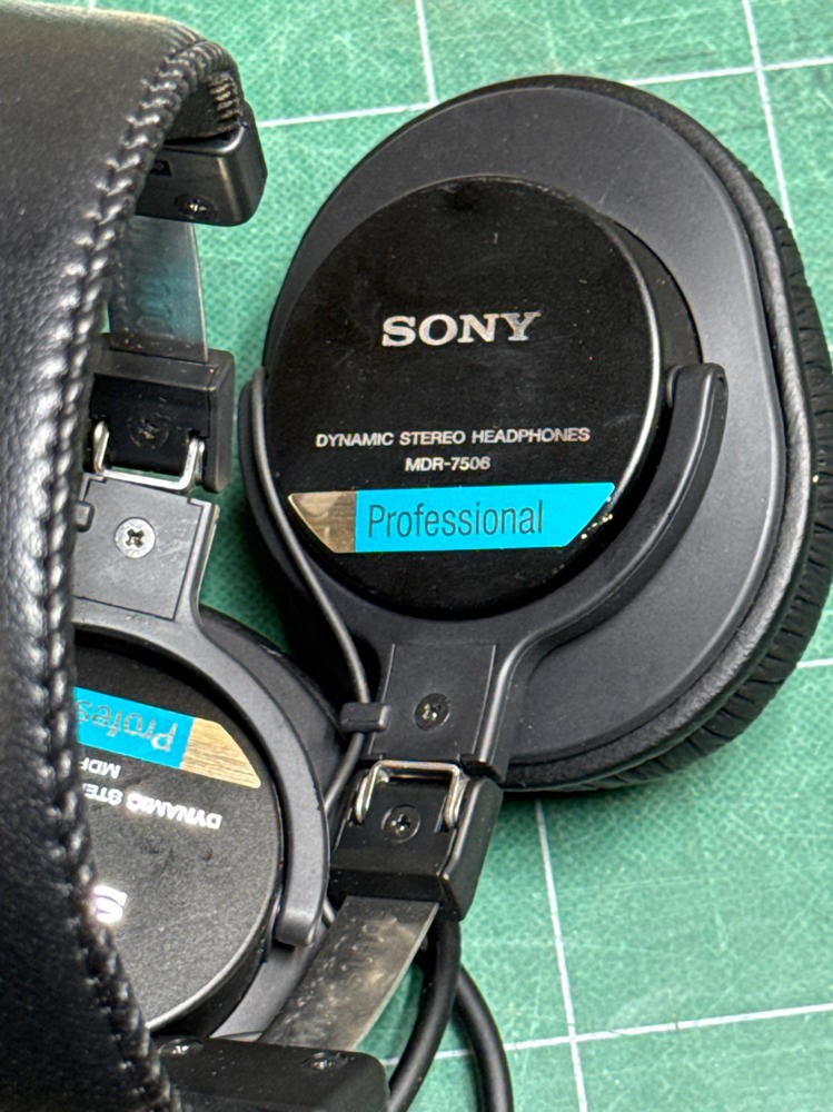 Sony MDR-7506 Professional Wired On-Ear Headphones Black MDR-7506 FLAWLESS EUC