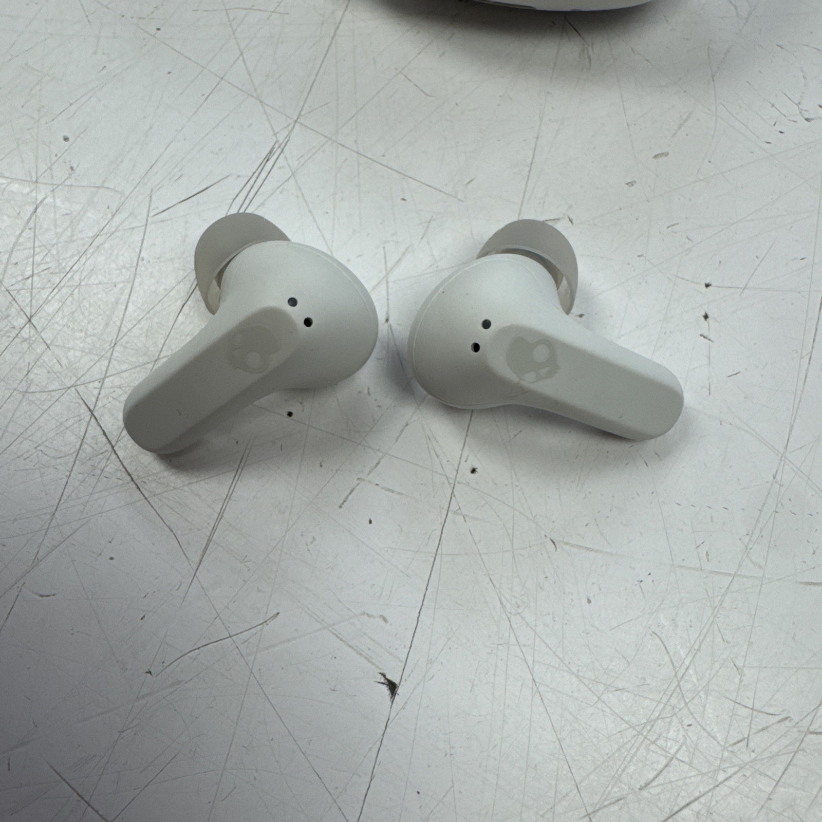Skullcandy RH-2341 White Wireless Bluetooth In Ear Earbuds With Charging Case