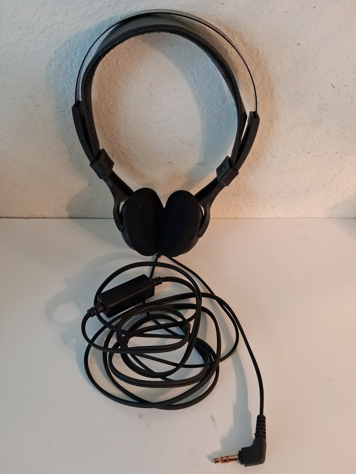 Radio Shack Pro 35 Titanium Stereo Headphones W/in-line Volume Control