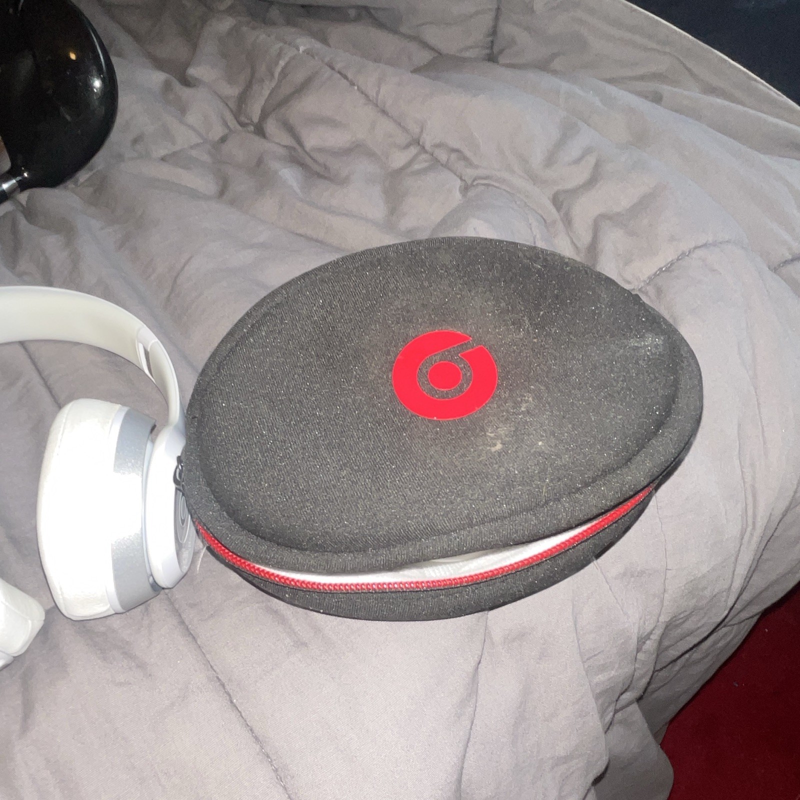 Beats by Dr. Dre Beats Solo On-Ear Headphones White/Silver w/ Case, 3.5mm