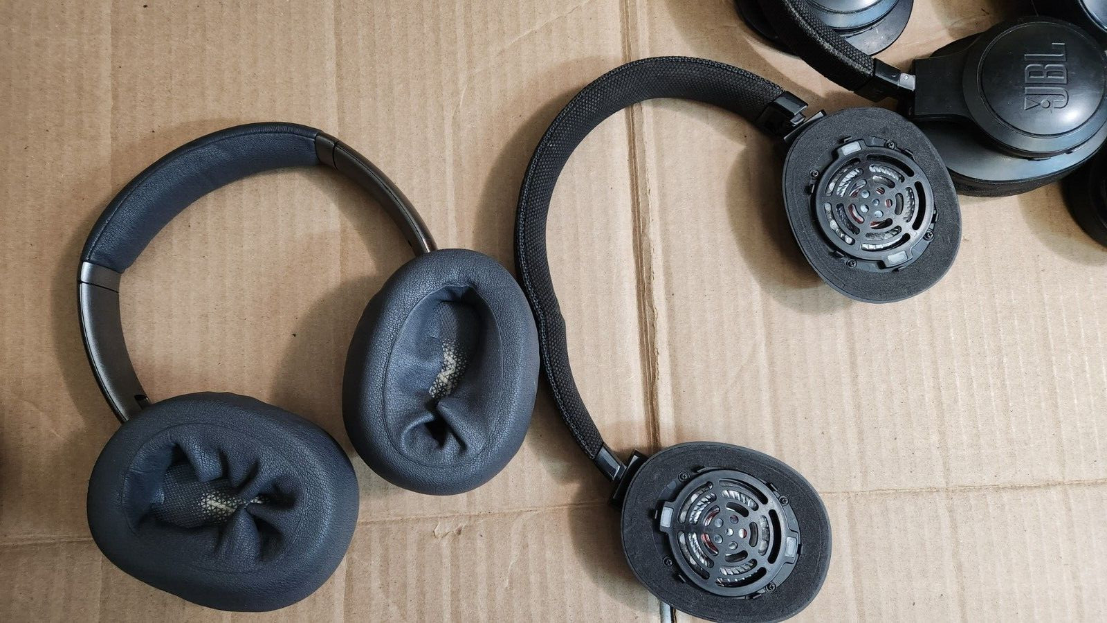 *Parts* 8 x JBL – LIVE 500BT, 400BT, 650BTNC and 750NC Wireless Headphones