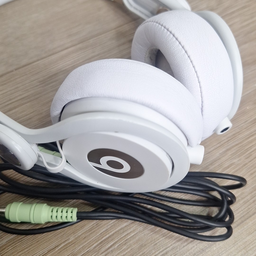 Beats Mixr Mixer Headphones White with audio cable and case
