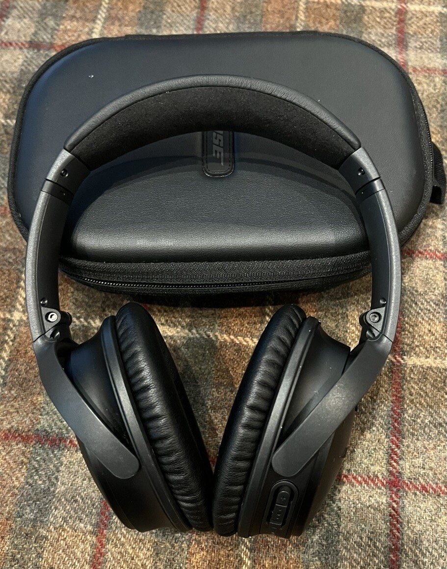 Bose QuietComfort 35 QC-35 Over the Ear Bluetooth Headphones in Black