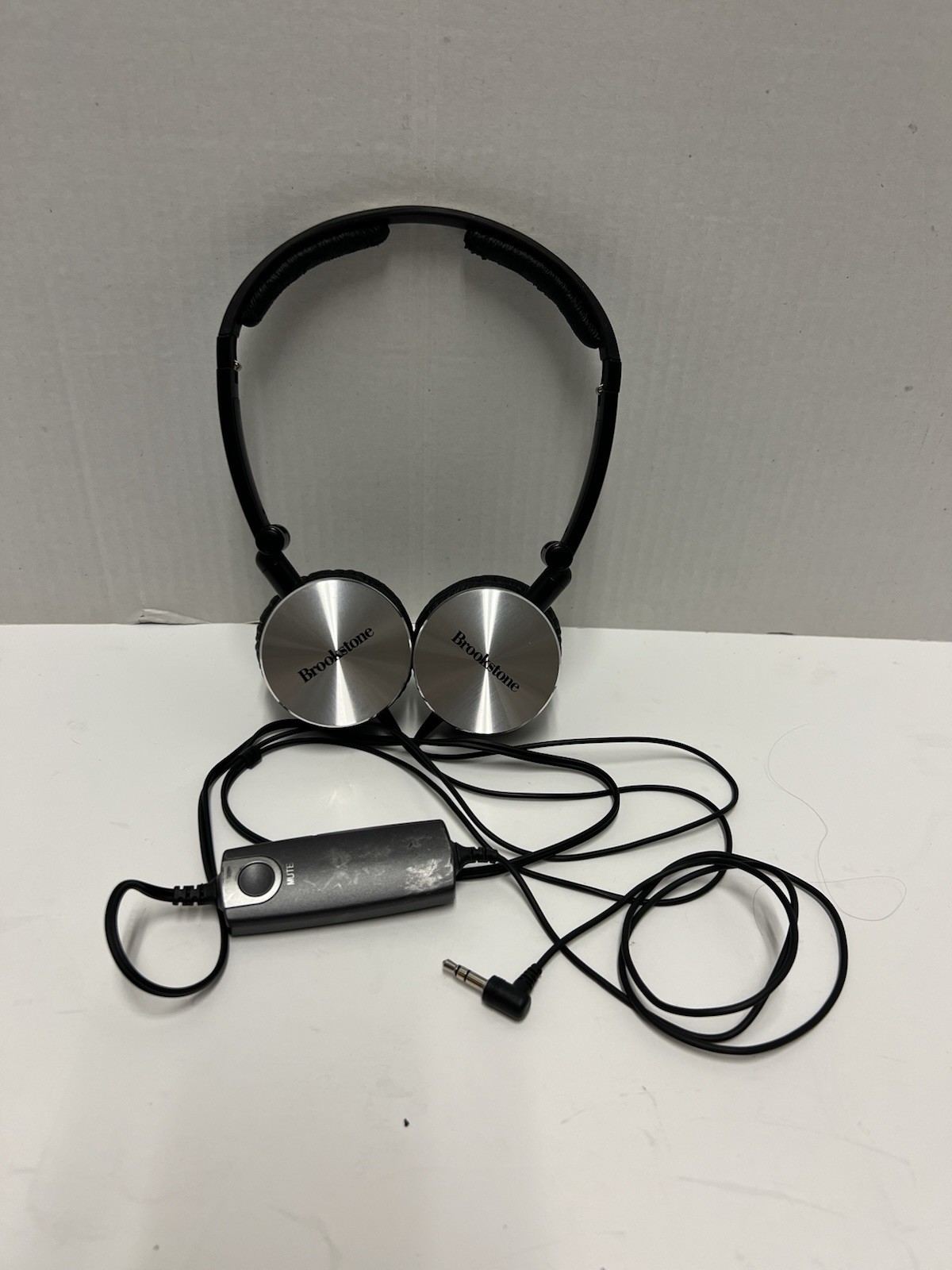 Brookstone Wired Headphones-battery operated With mute button Working