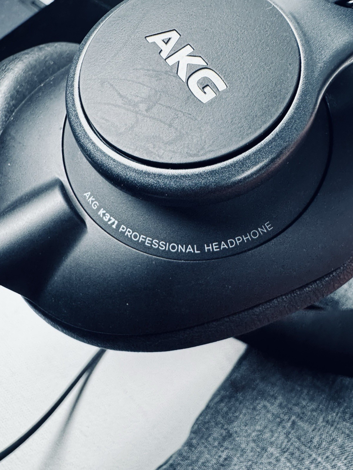 AKG K371 Closed-Back Studio Headphones Over the Ear Foldable 50mm Read