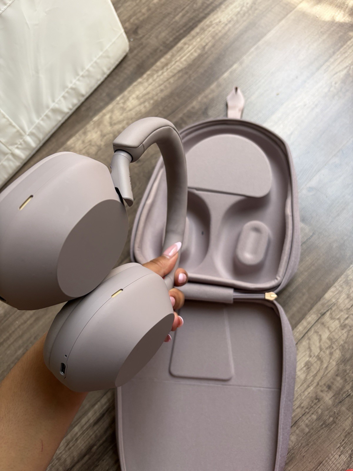 Sony Over-Ear Headphones Beige 3.5mm Jack w/ Hard Carry Case & Cable