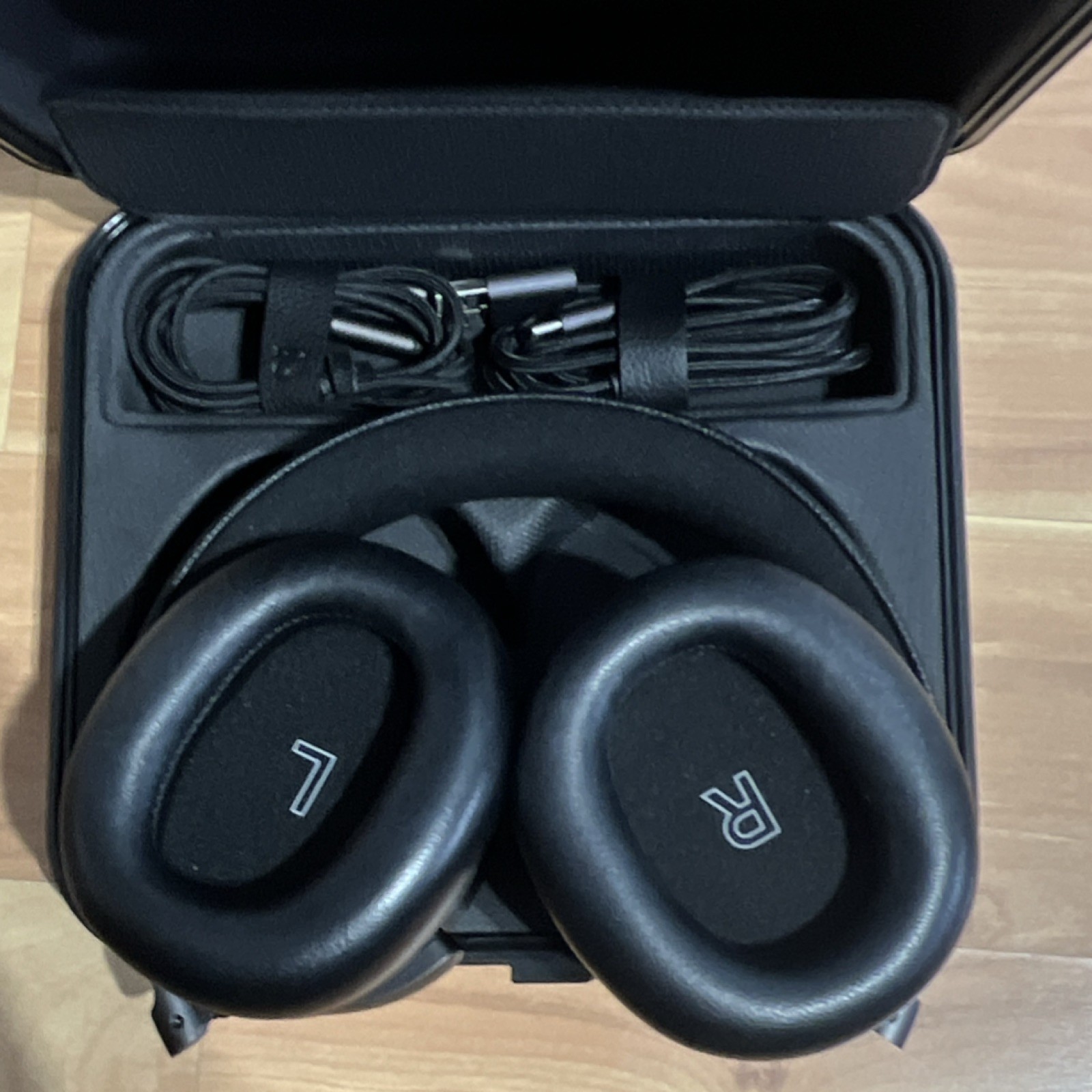 Bang & Olufsen Beoplay H95 Black – Wireless ANC Headphones Aluminium Case