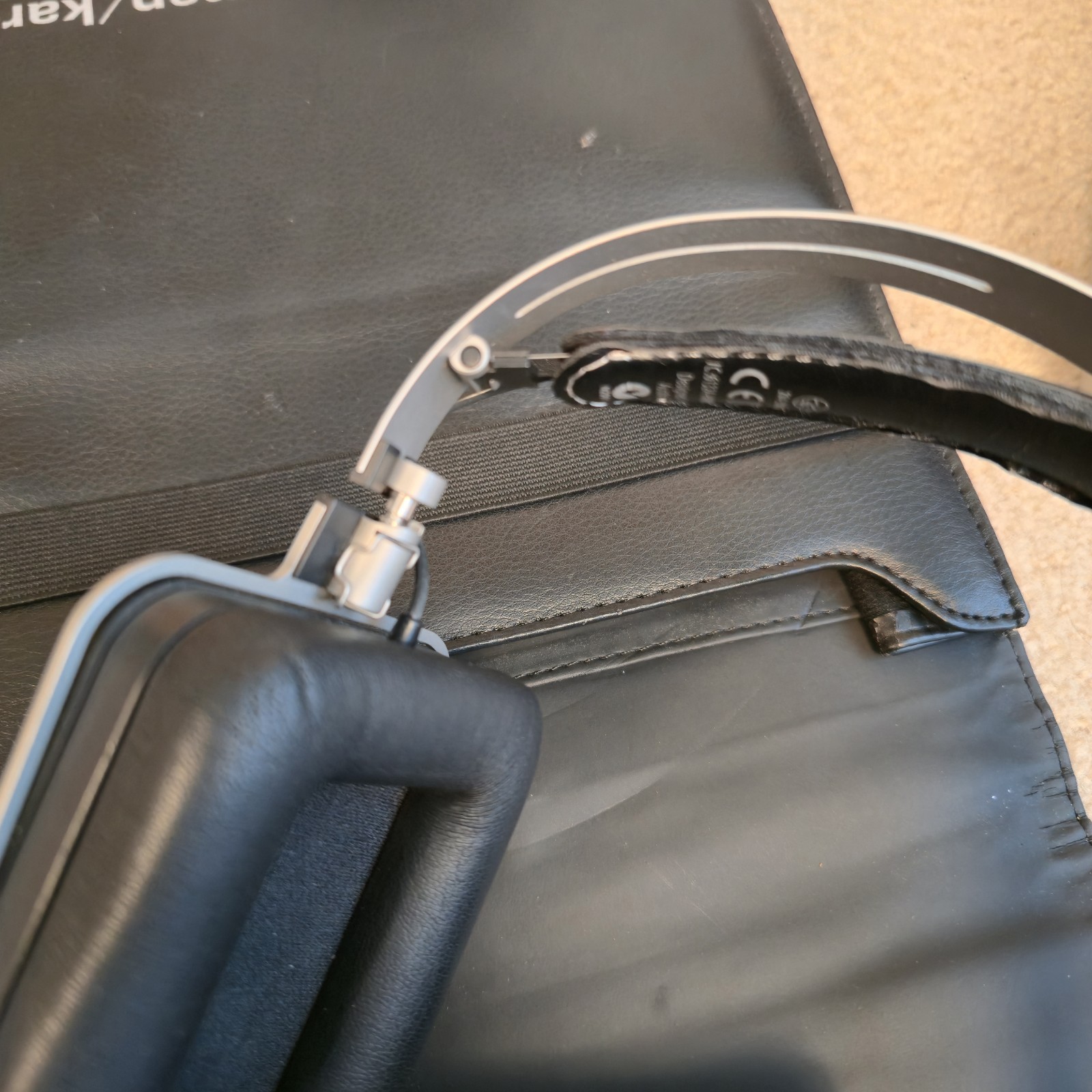 Harman Kardon Over-the-Ear Headphones Model:HARKAR-BT N2001 Tested, Accessories