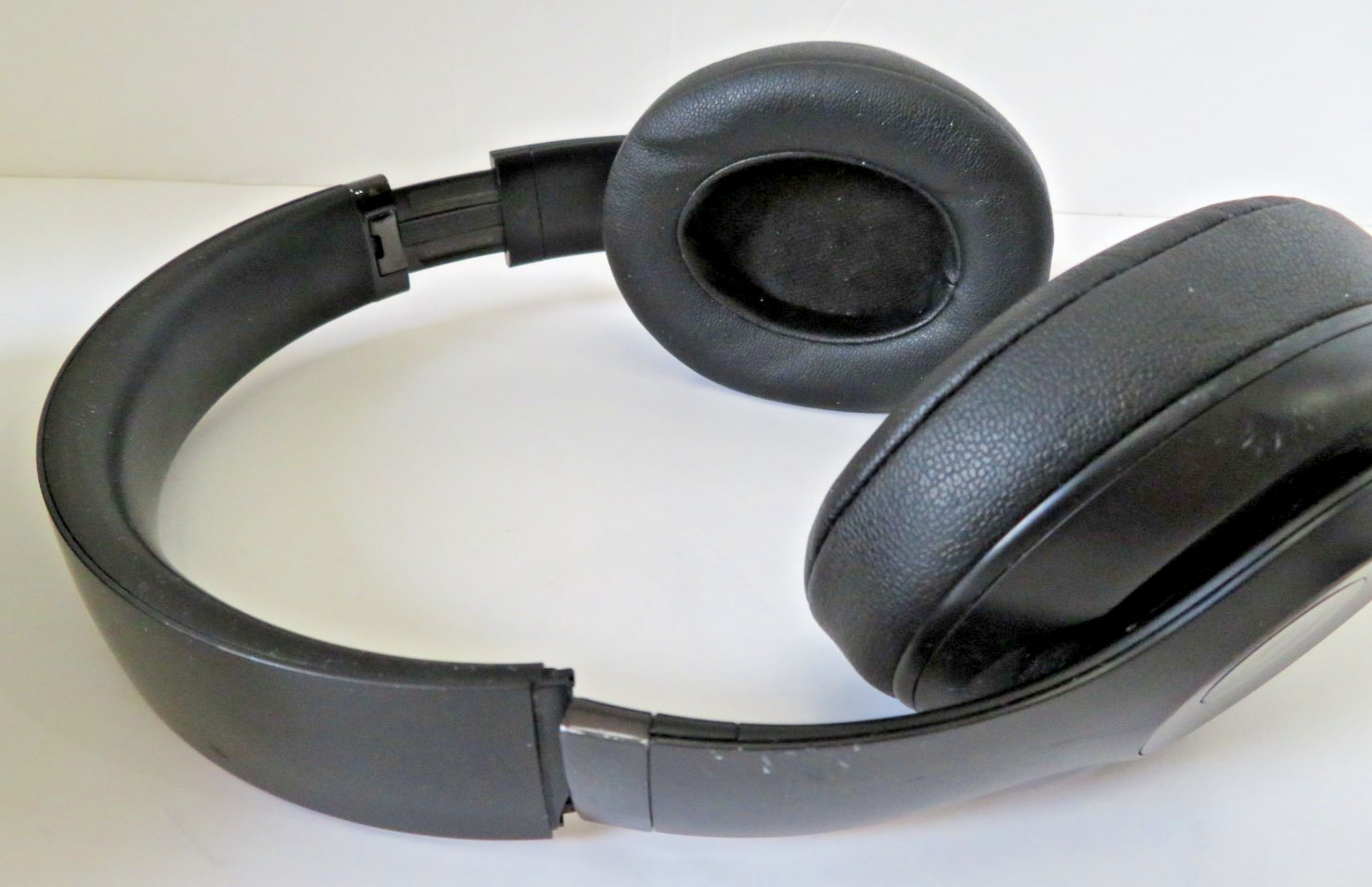 Beats by Dr. Dre Beats Studio3 Wireless Noise Cancelling Black ( Please Read )