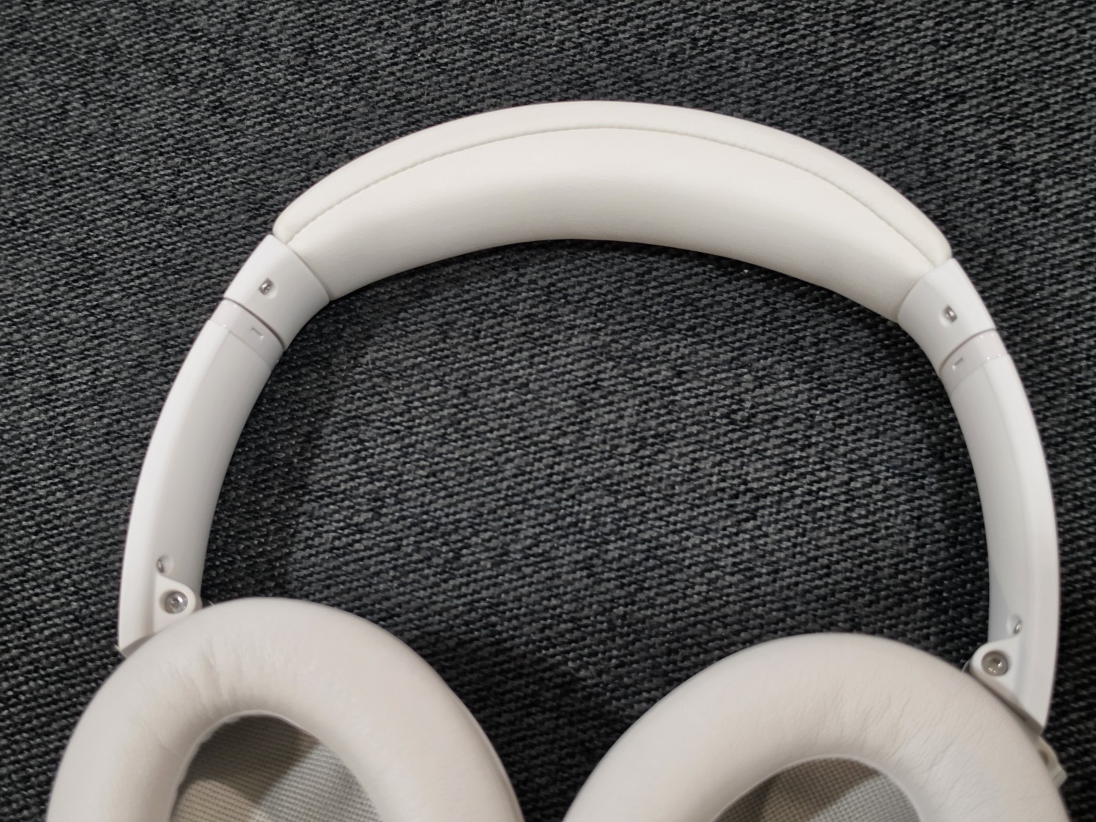 Bose QuietComfort Wireless Over-Ear Headphones – White Smoke