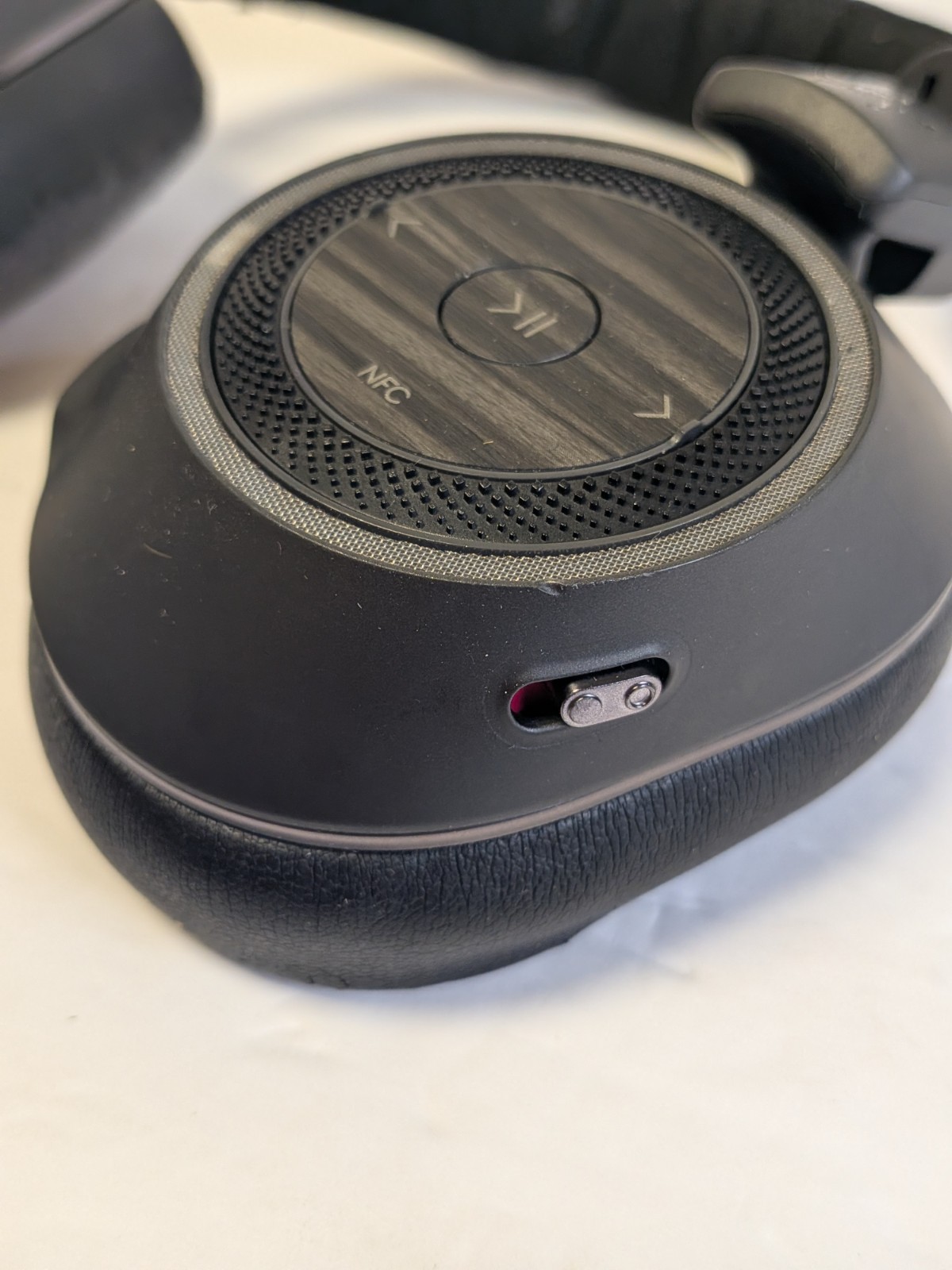 Plantronics Voyager PLT B8200 Bluetooth Headphones No Dongle **See Photos