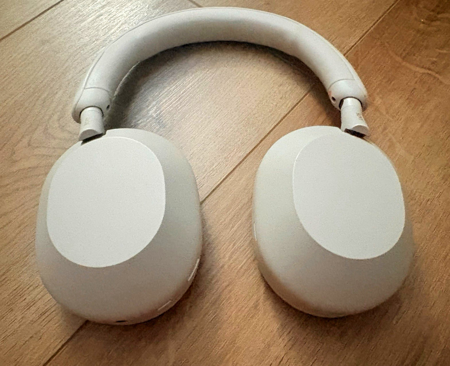 Apple AirPods Max White Wireless Over-Ear Headphones ANC w/ Smart Case