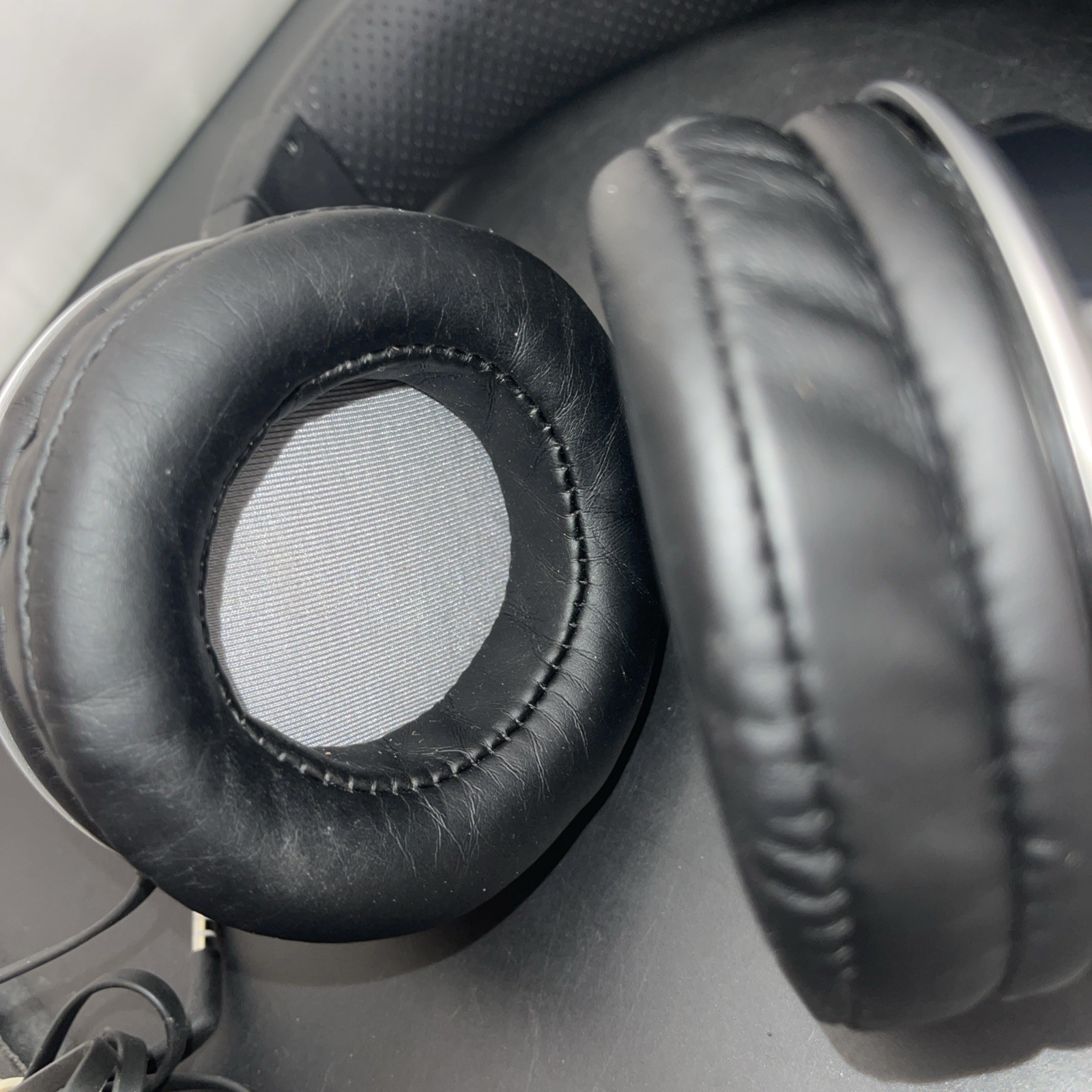 Kicker Black Over-Ear Wired Headphones Tested Working