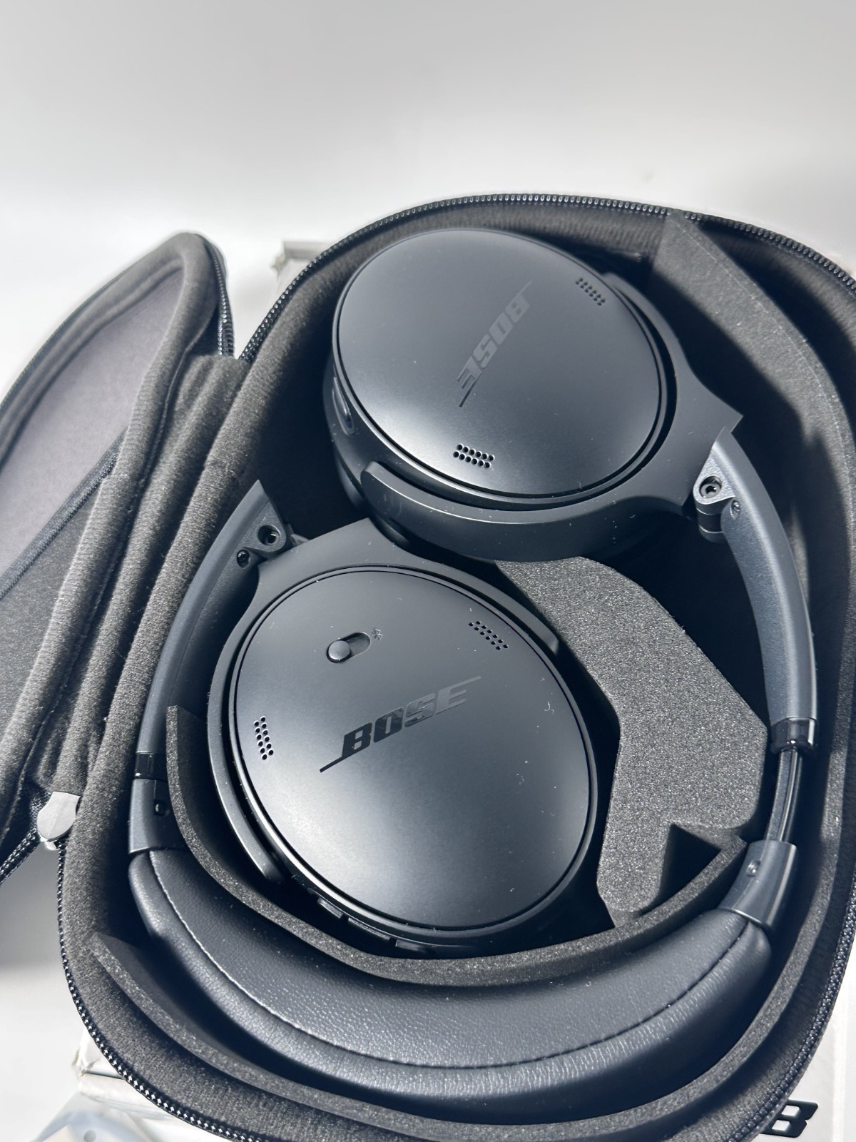 Bose 884367-0100 QuietComfort Wireless Noise Cancelling Over-the-Ear Headphones